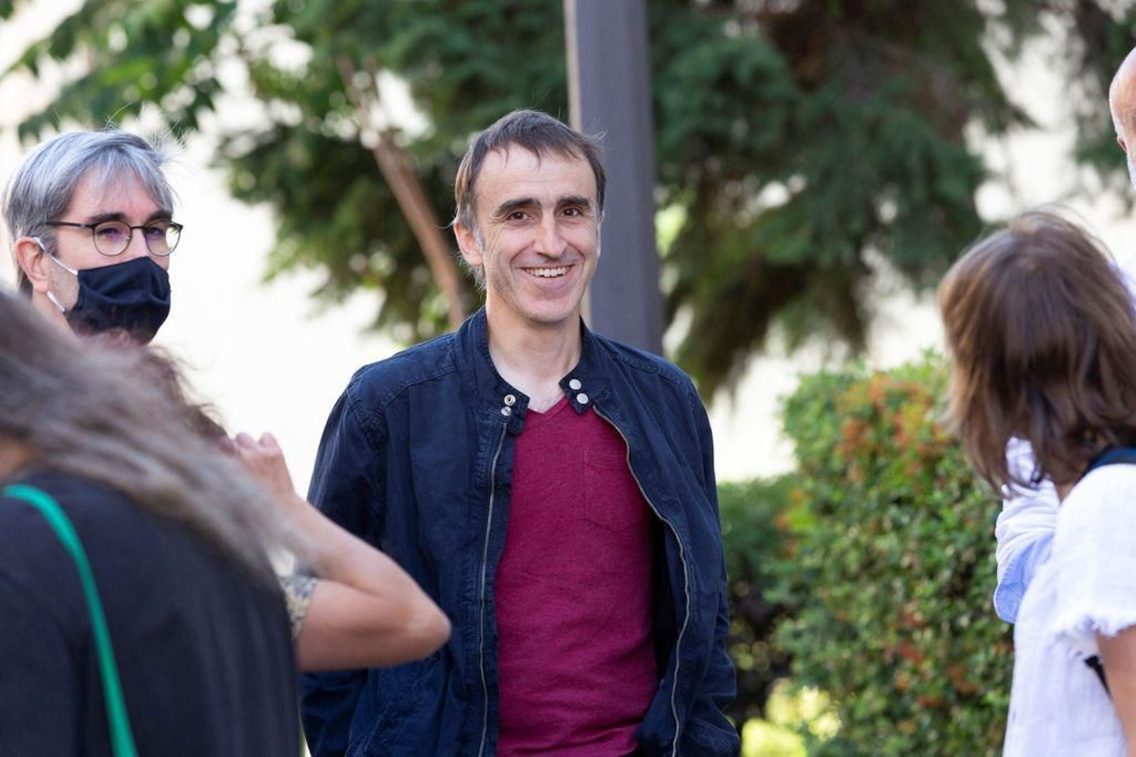 Egoitz, hijo de Josu Ternera, espera junto a simpatizantes abertzales la salida de su padre de prisión.