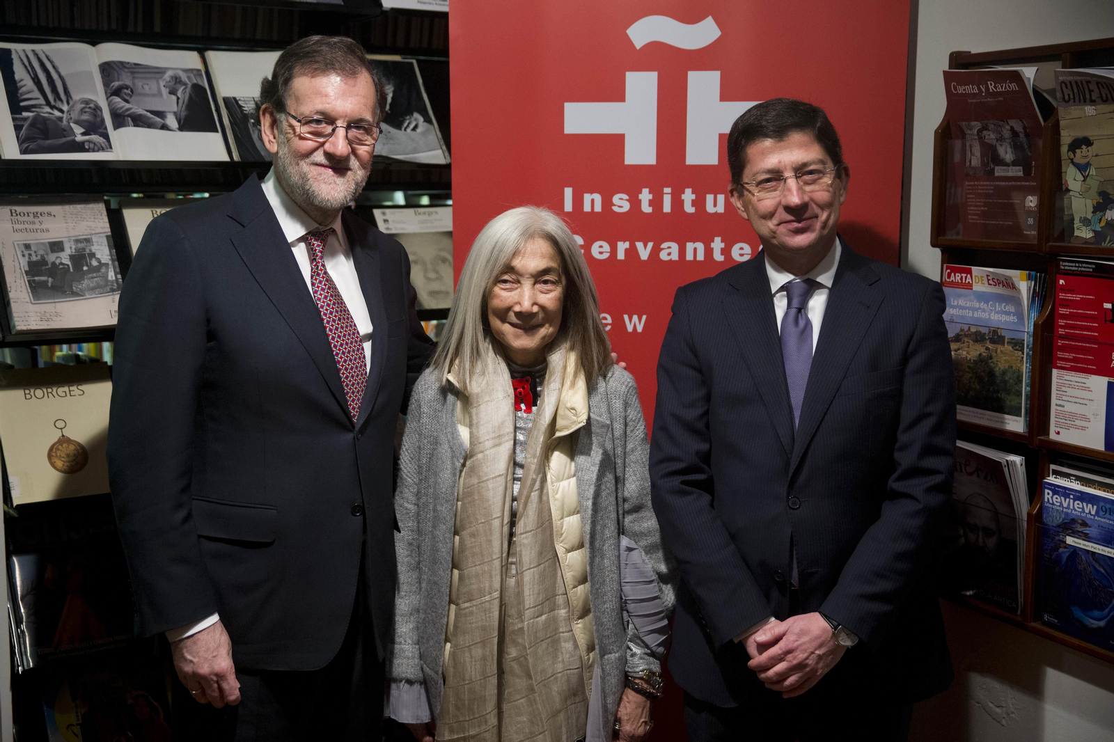 El presidente del Gobierno, Mariano Rajoy, junto a la viuda de Jorge Luis Borges, María Kodama, y el director del Instituto Cervantes en Nueva York, Ignacio Olmos, durante la inauguración de la exposición que el Instituto Cervantes dedica a Borges