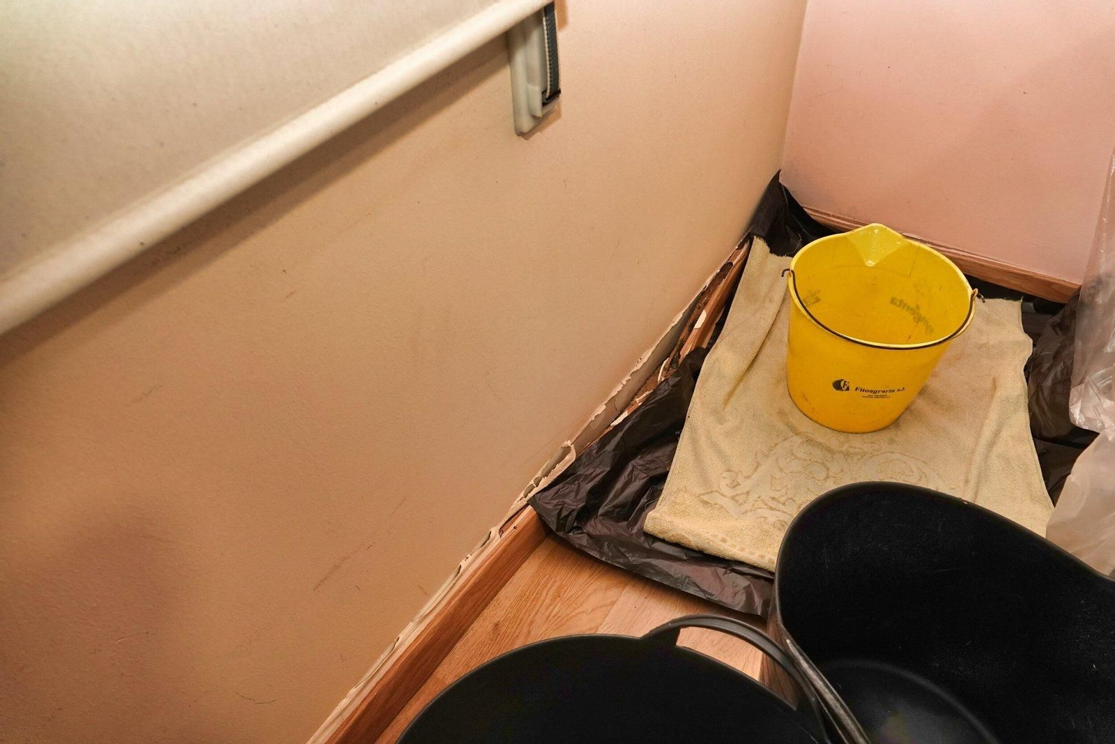 Los desperfectos en la vivienda de la calle Aragón provocados por la lluvia.