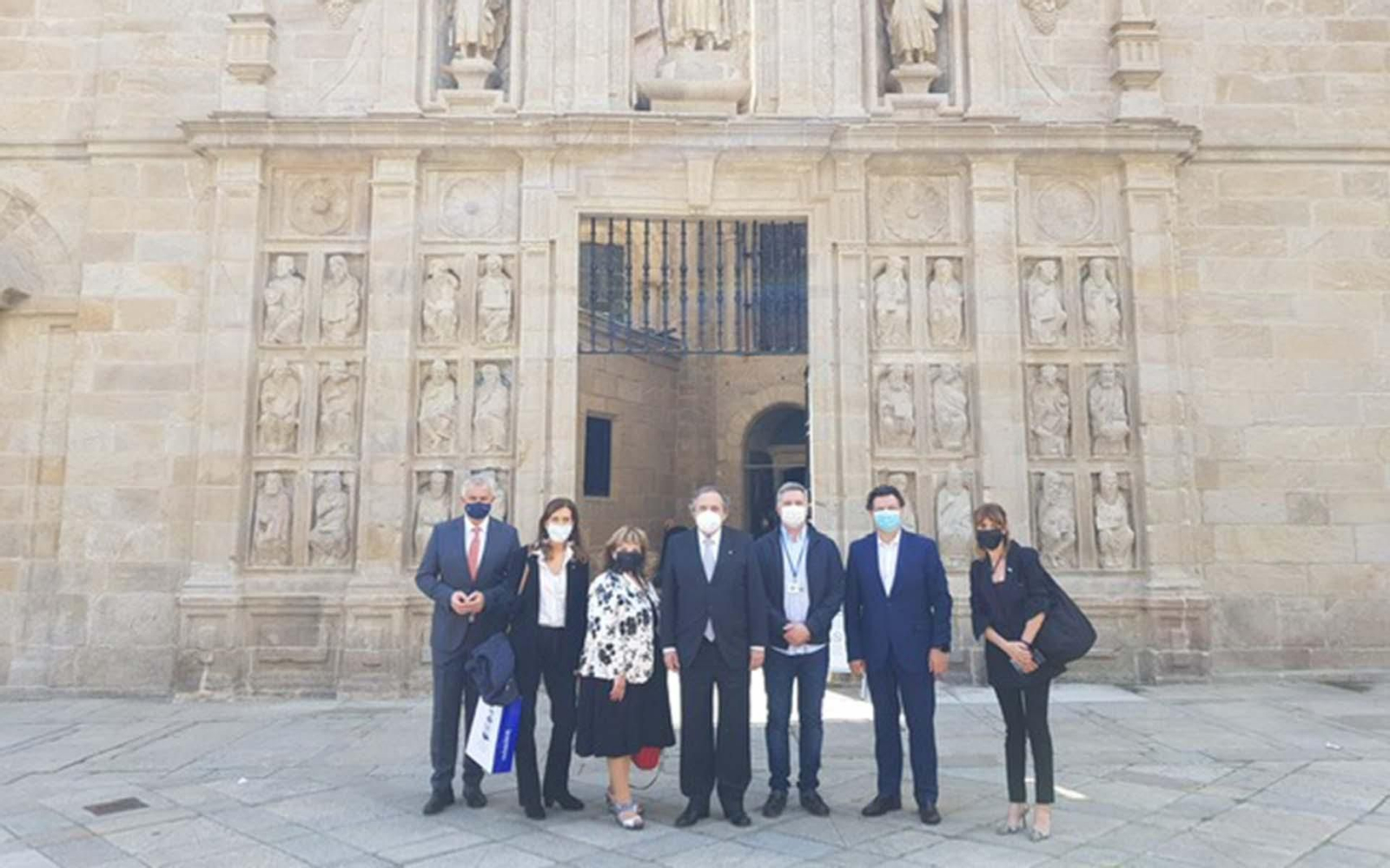 Imagen de la visita, delante de la Puerta Santa de la basílica compostelana