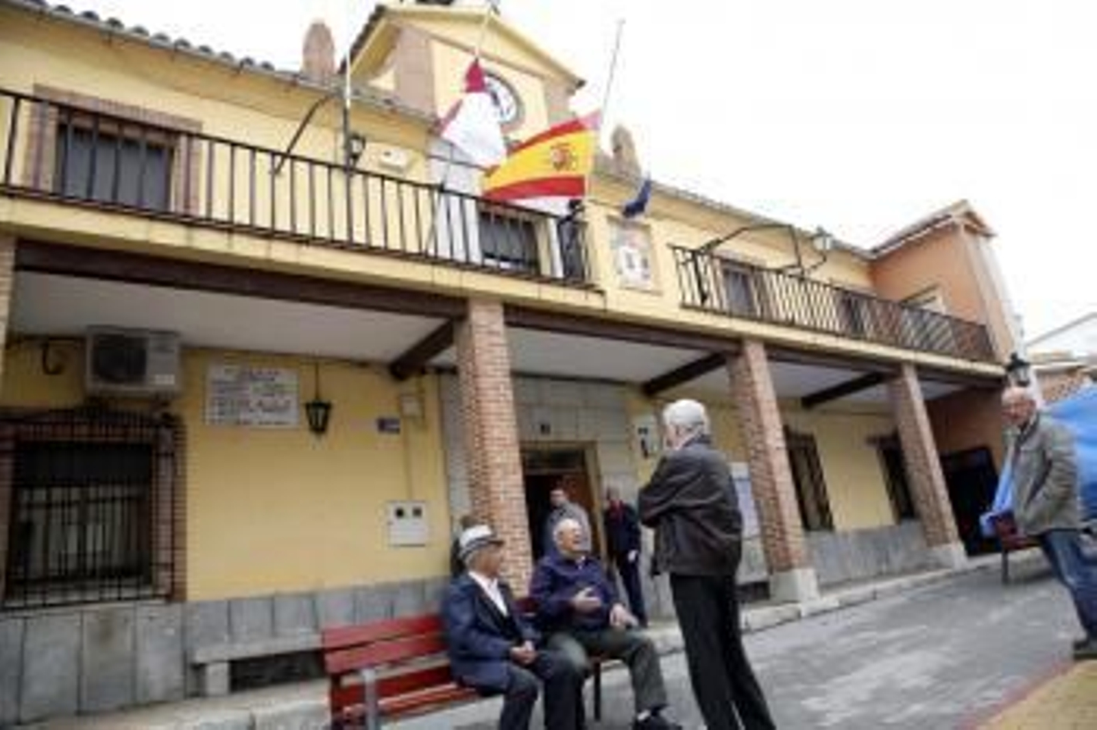 Las banderas del Ayuntamiento de Carpio de Tajo ondean a media asta tras el tiroteo.