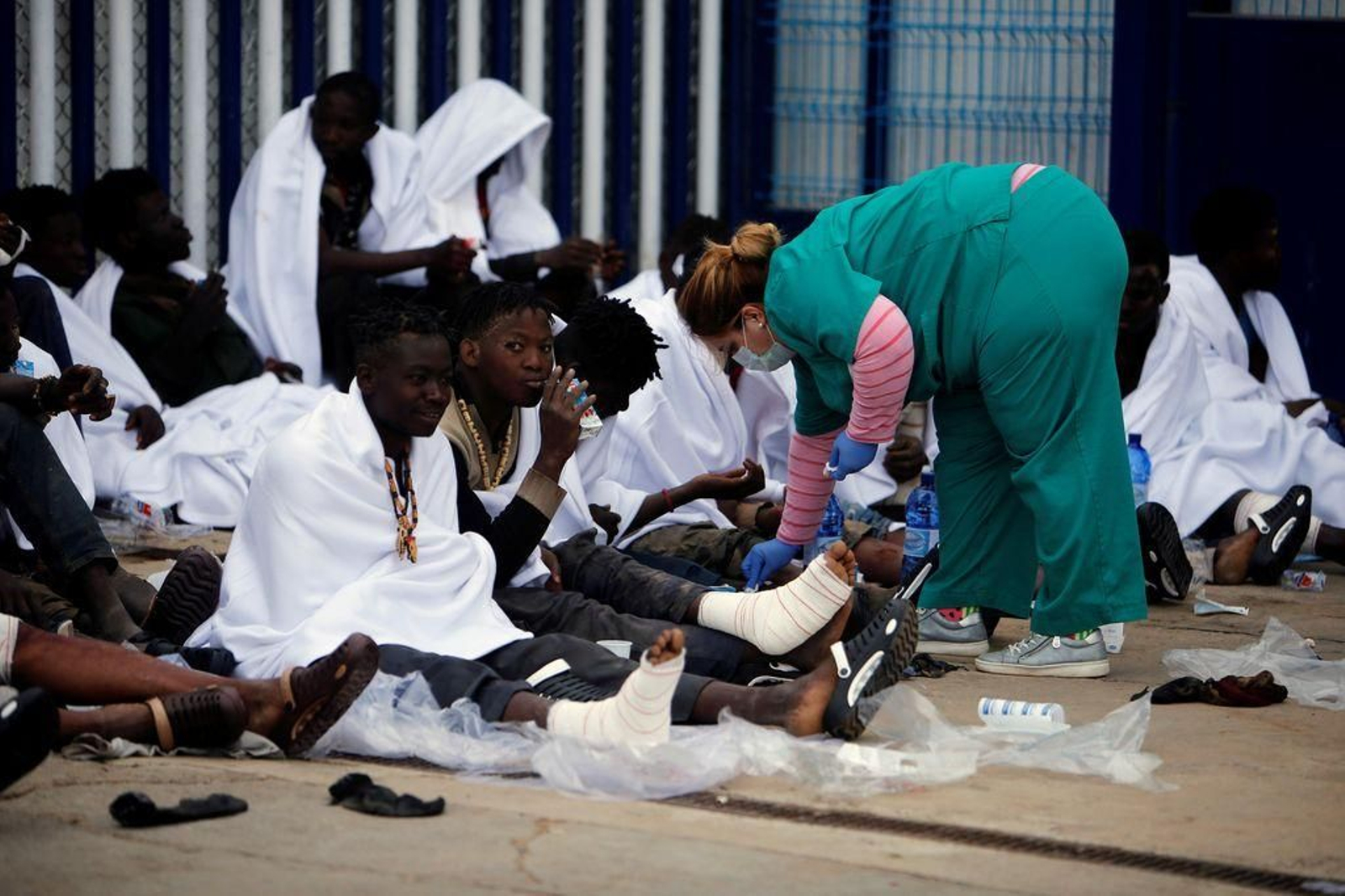 Los sanitarios atendieron las heridas de los asaltantes debidas a su paso por la valla.