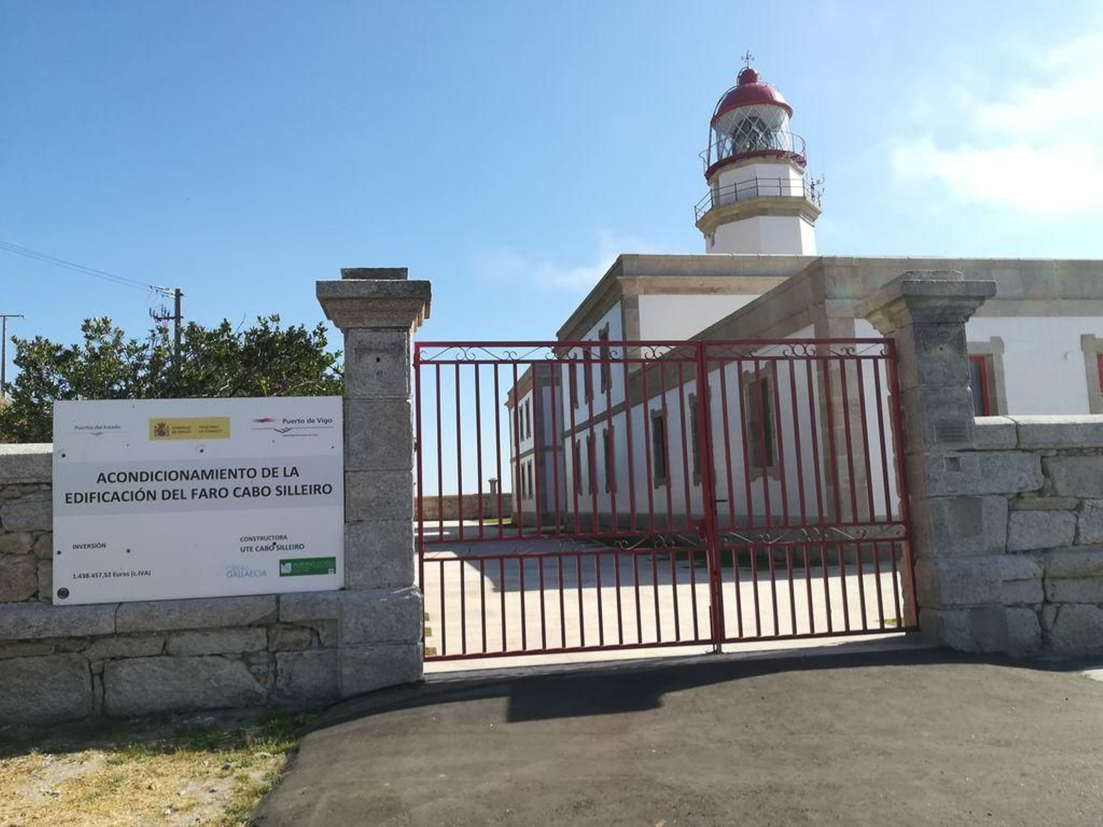 La entrada al faro, ya con la reforma terminada, nuevo acceso y el edificio rehabilitado.