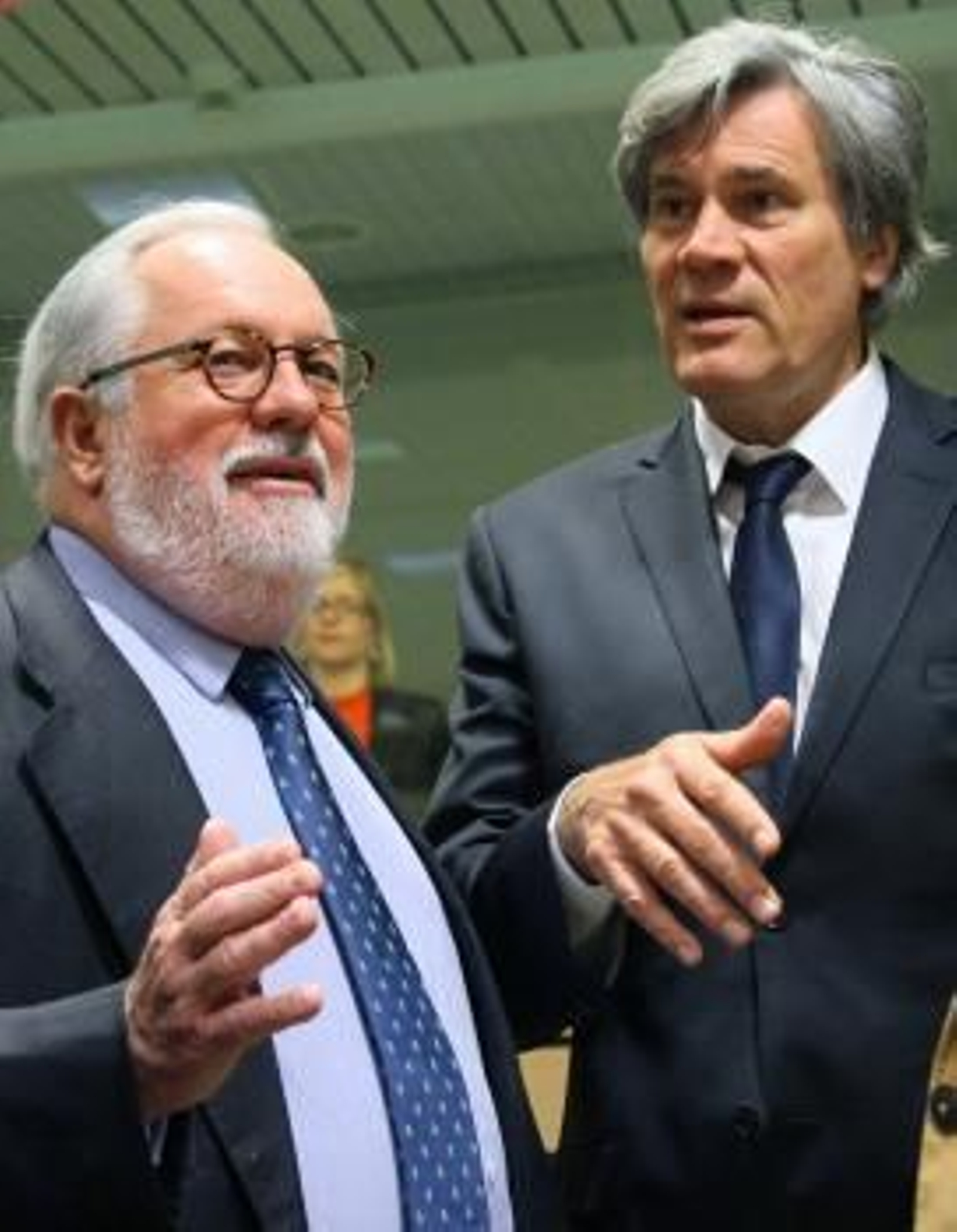 Cañete con su homólogo francés en Bruselas el lunes.