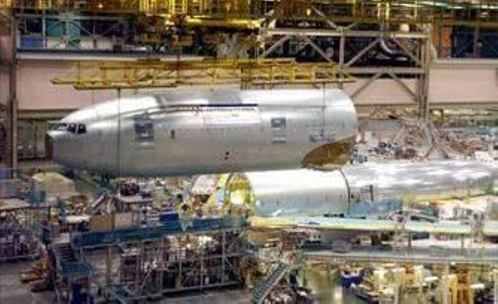 En la imagen, una planta de construcción de aviones.