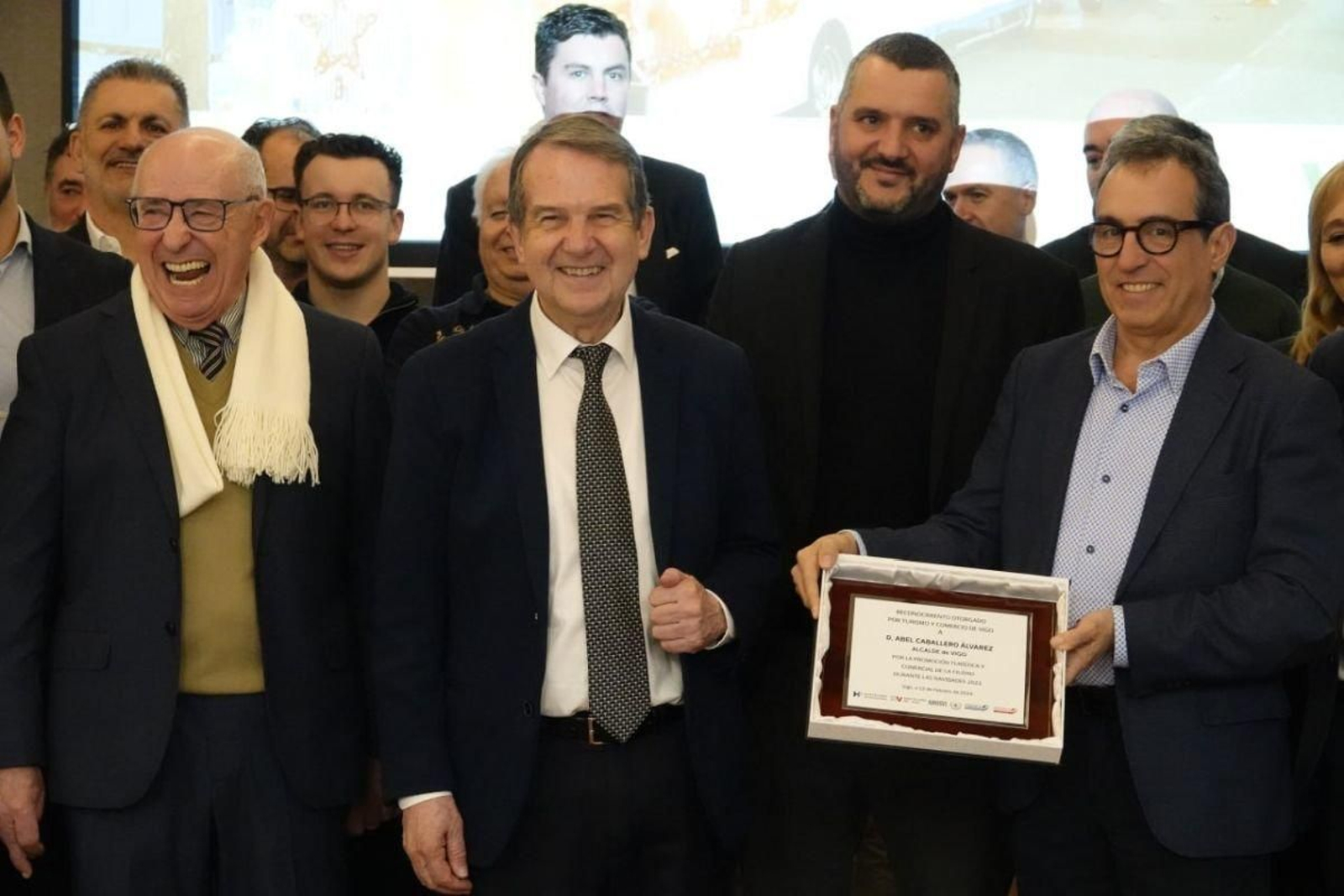 Abel Caballero recibiendo la placa a manos de César Sánchez Ballesteros.
