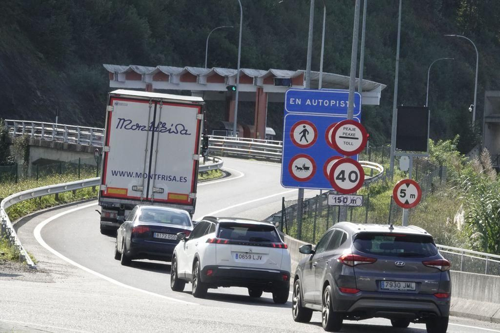 Entrada al peaje de Rande, ayer, con tráfico intenso para acceder a las cabinas, con el pago todavía a 1 euro.