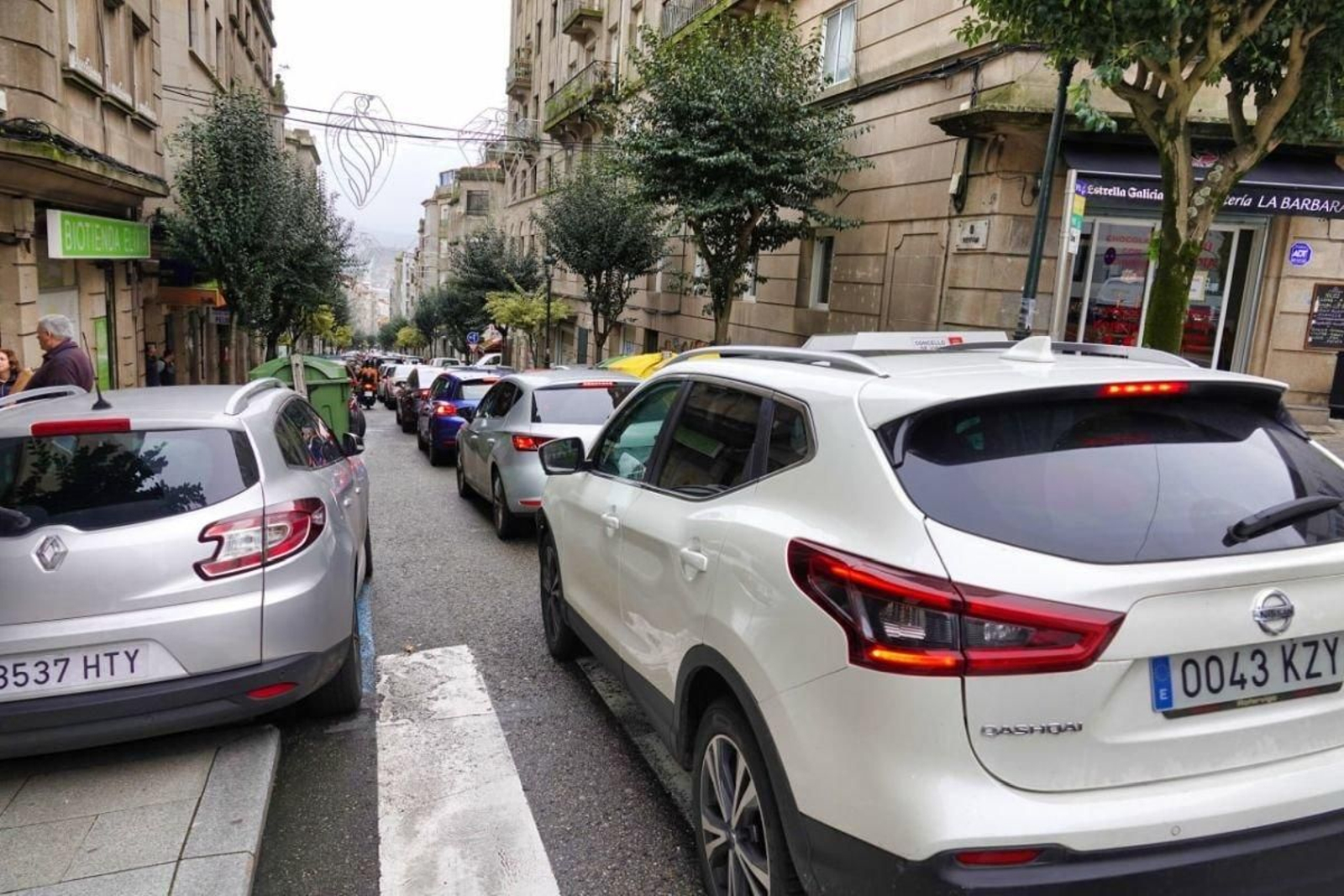 Turismo navideño y compras de Reyes provocaron atascos ayer en el centro.