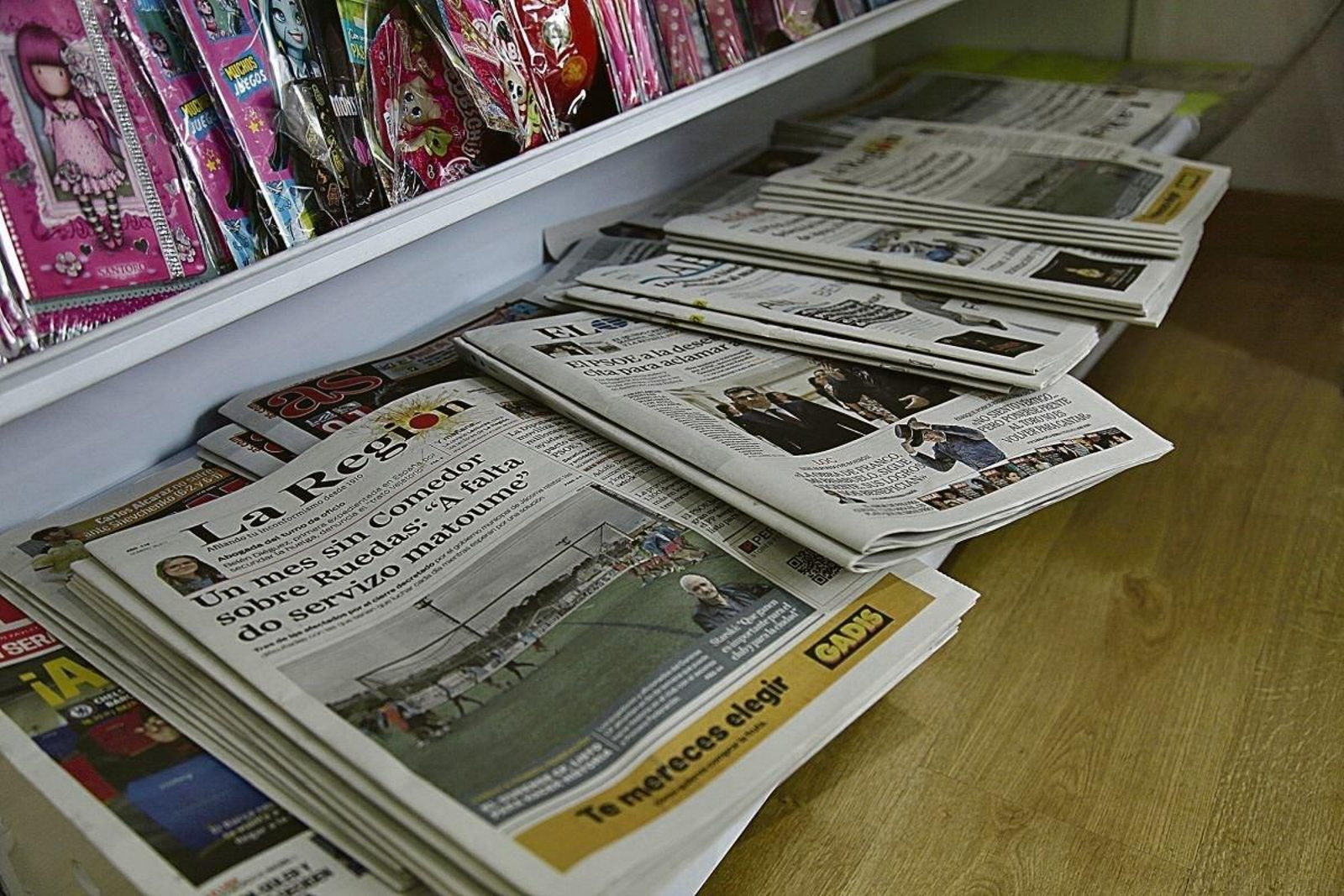 Un establecimiento de venta de periódicos expone diferentes cabeceras.