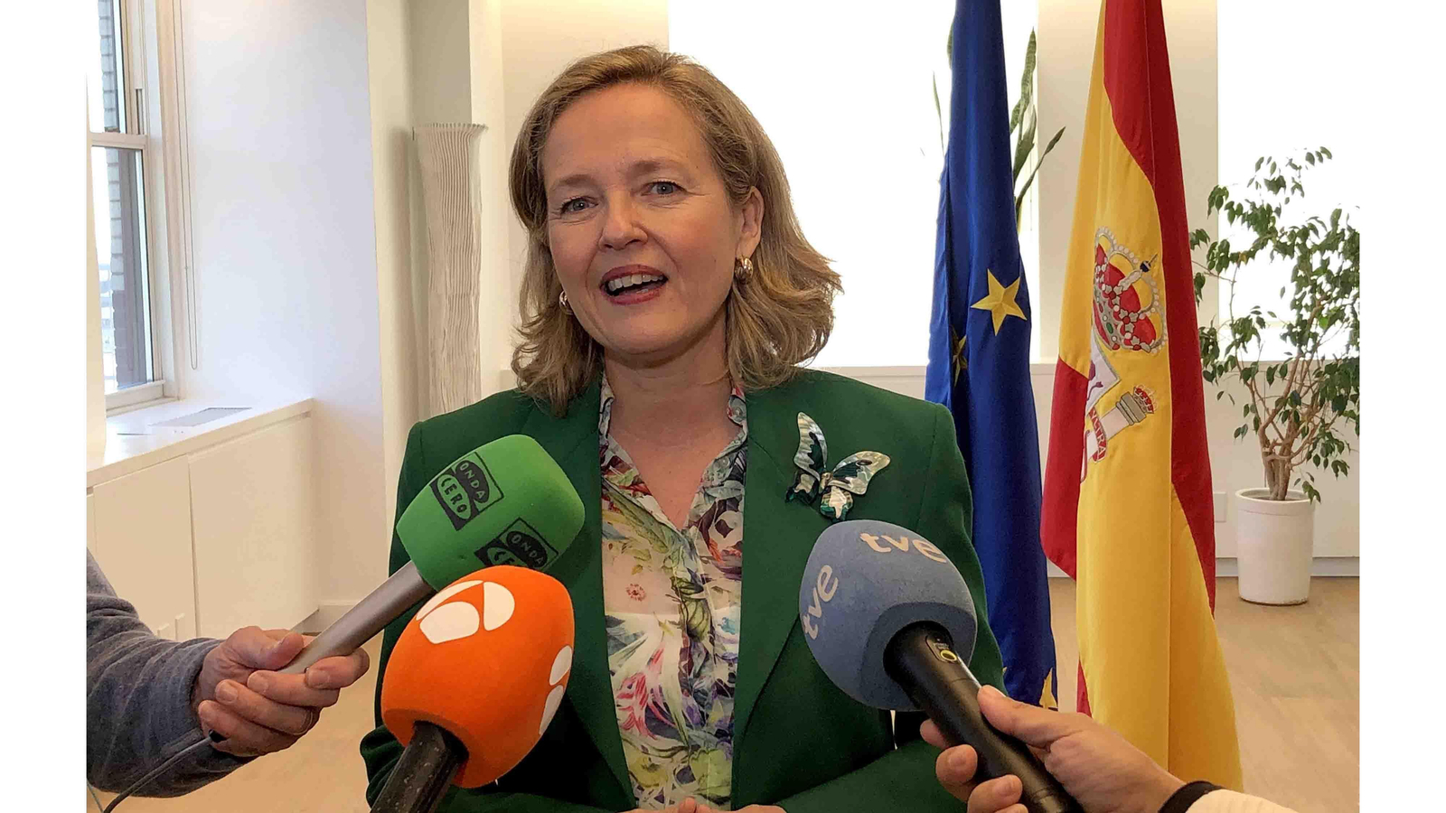 La vicepresidenta del Gobierno de España para Asuntos Económicos, Nadia Calviño, habla con periodistas en Nueva York. EFE/Javier Otazu