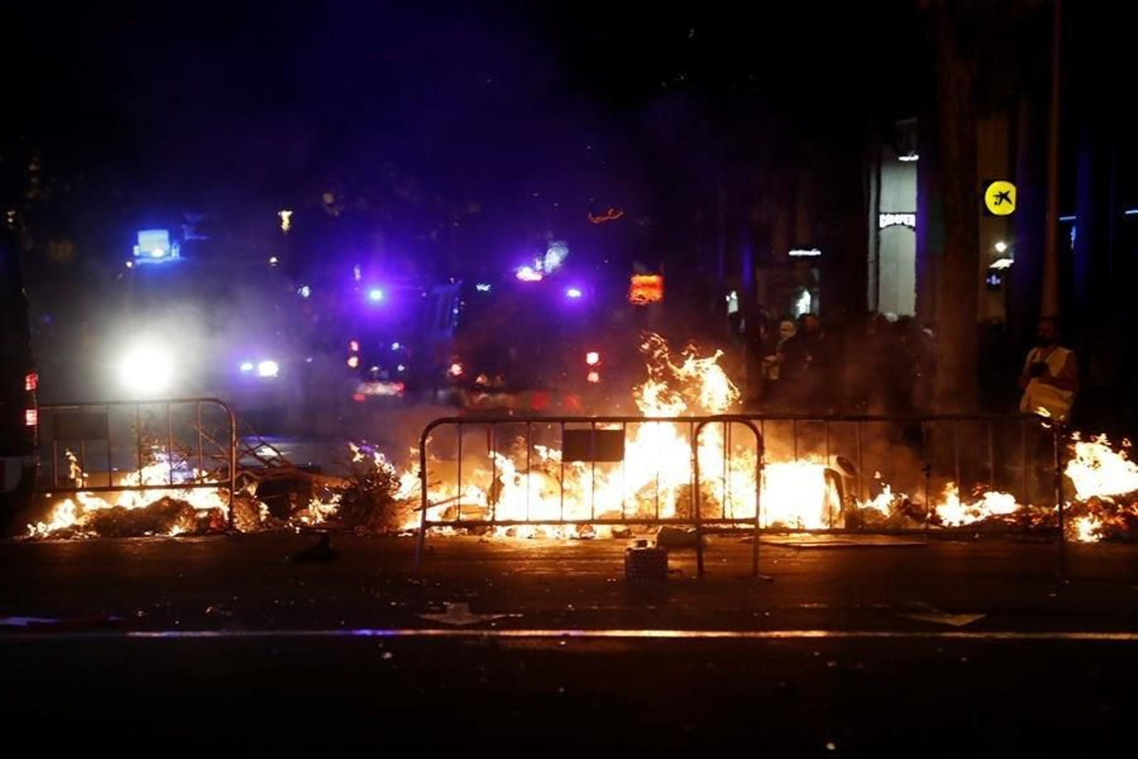 Varios manifestantes durante los altercados tras la concentración convocada por los CDR