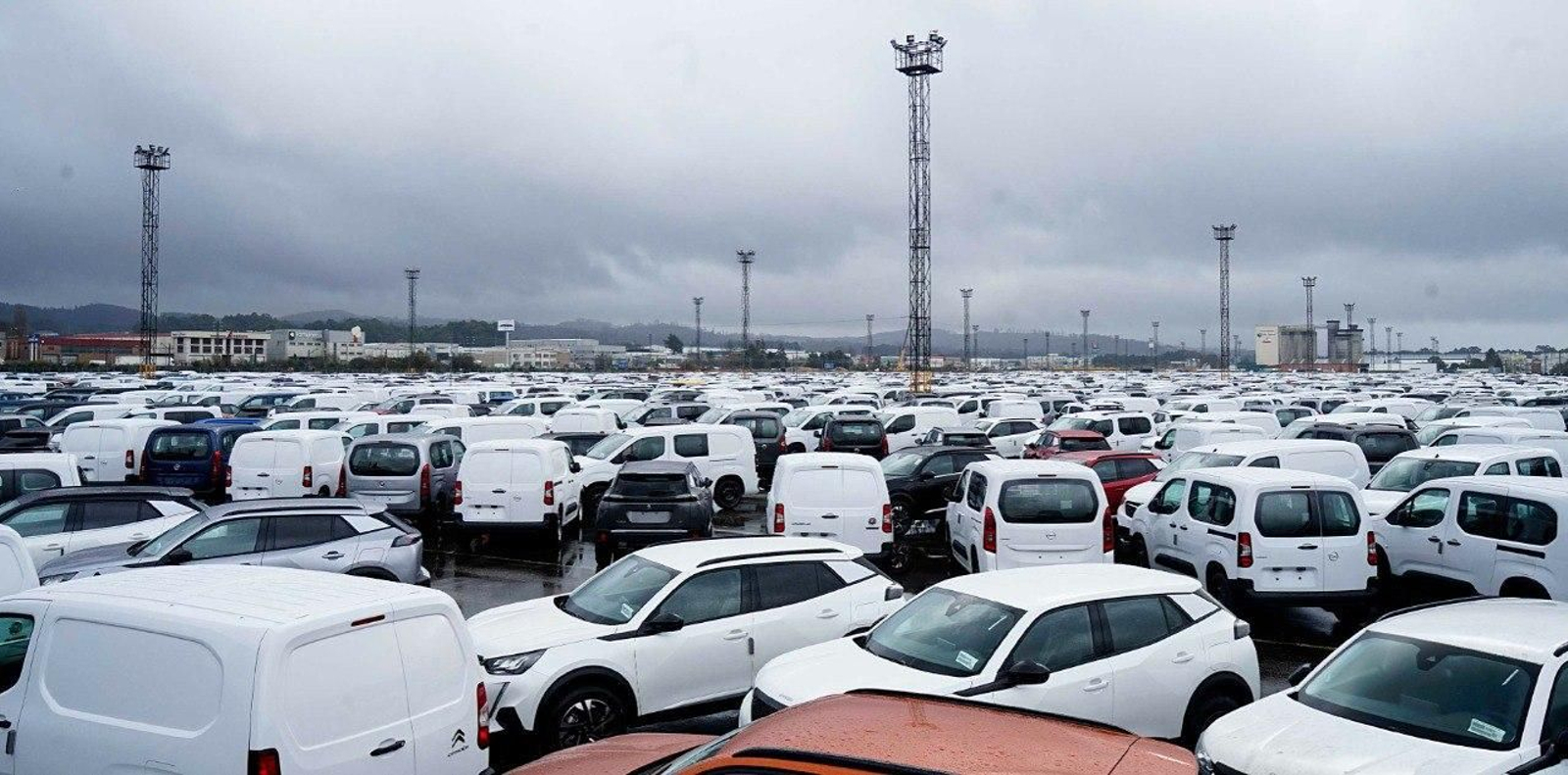 Decenas de vehículos en la Plisan. // J.V. Landín