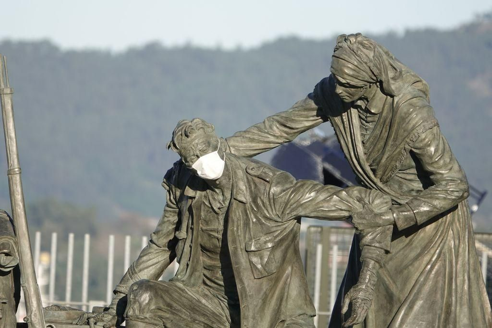 Mascarilla hasta en el monumento