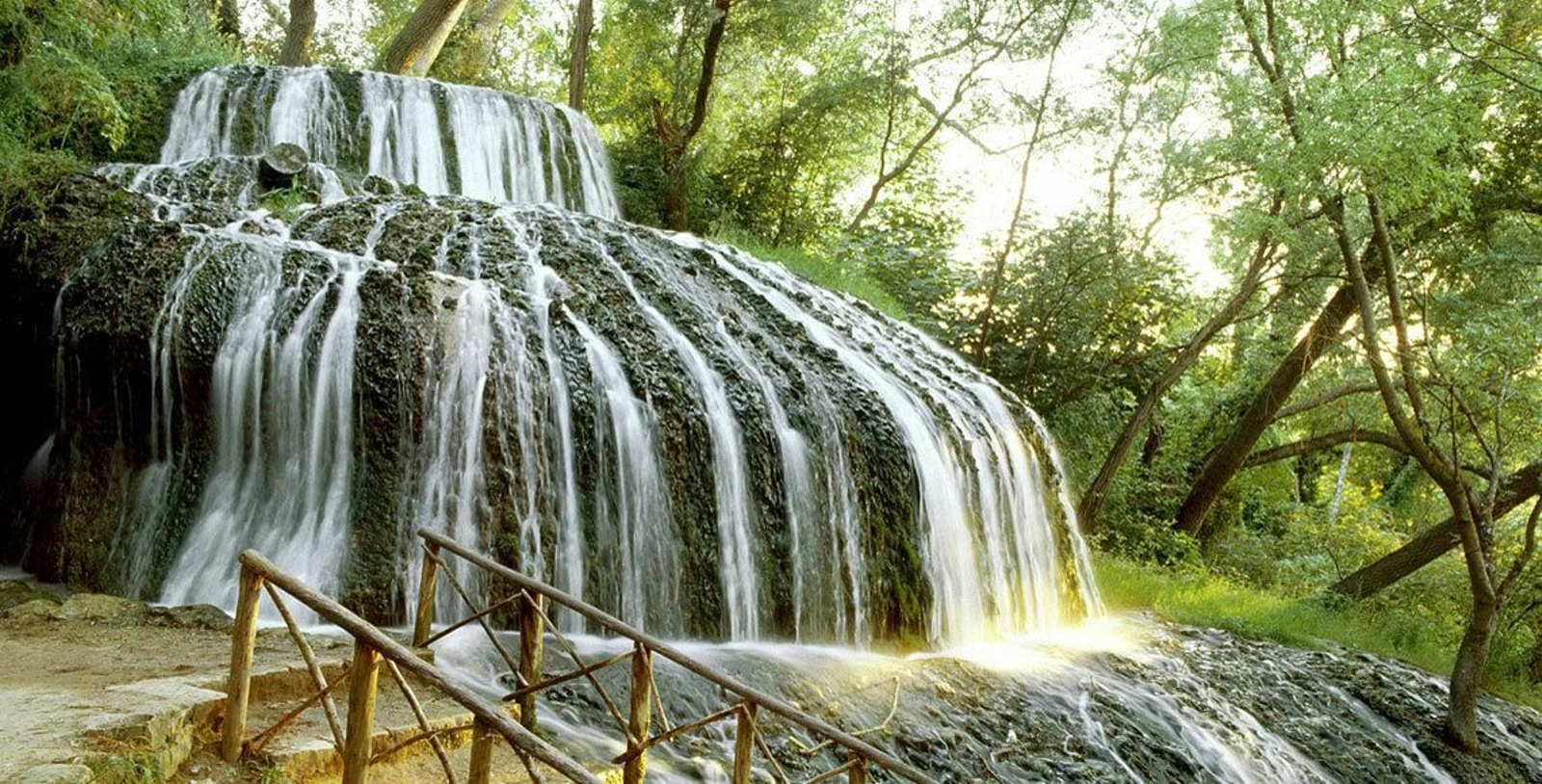 Una de las cascadas que se pueden visitar en el Monasterio de Piedra.