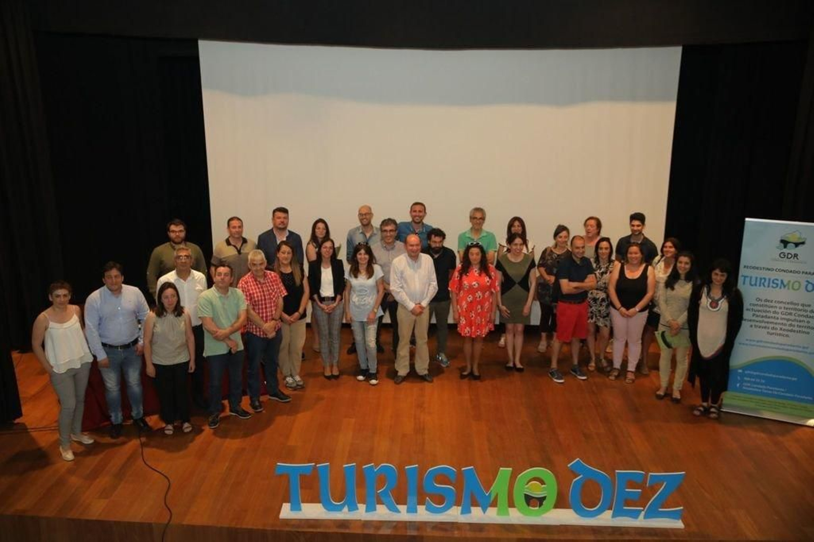 Foto de familia de la jornada del GDR sobre recursos locales, celebrada en Ponteareas.