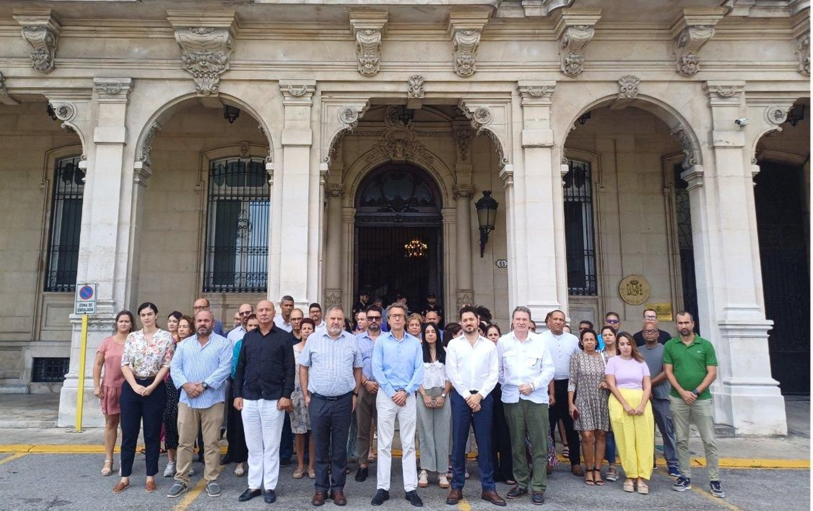 En la imagen personal de la Embajada de España en Cuba guarda un minuto de silencio.