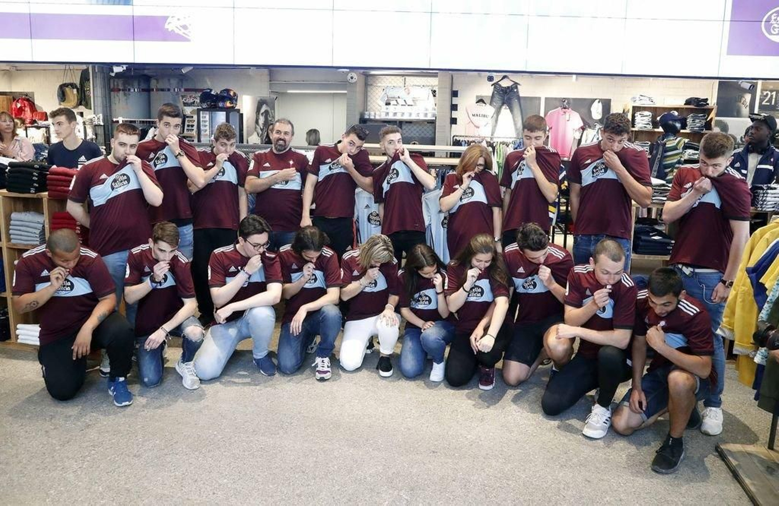 Una veintena de celtistas participaron en el concurso propuesto por el Celta para la presentación de la segunda                                    equipación del equipo vigués de la próxima campaña.