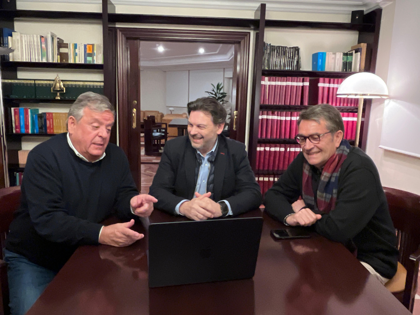 El secretario xeral da Emigración, Antonio Rodríguez Miranda, mantuvo un encuentro en Madrid con el presidente de la Asociación de Médicos Galegos (Asomega), Julio Ancochea, y el tesorero de la entidad.