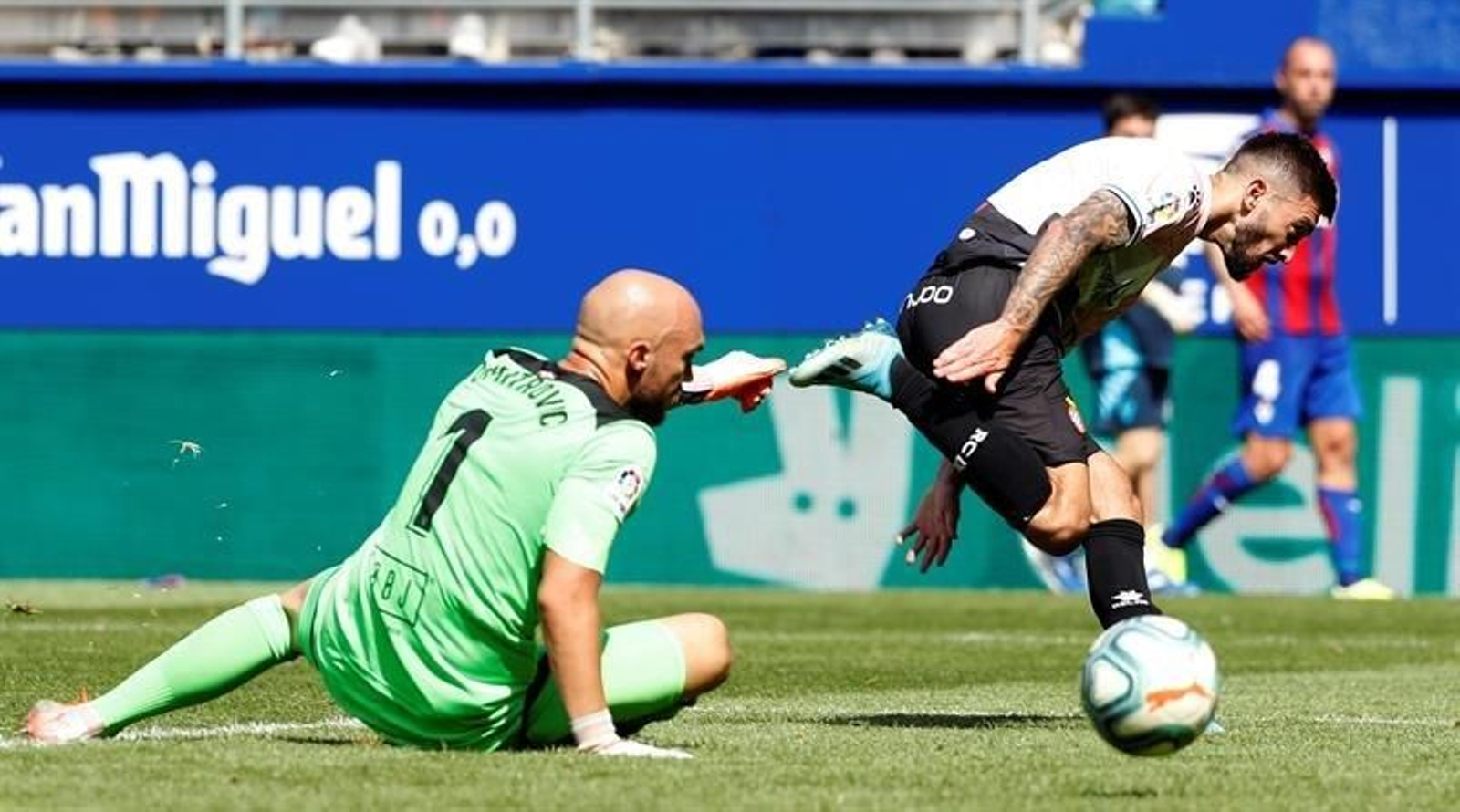 El delantero argentino del Espanyol Facundo Ferreyra (d) marca ante el portero del Eibar Dmitrovicz (d)