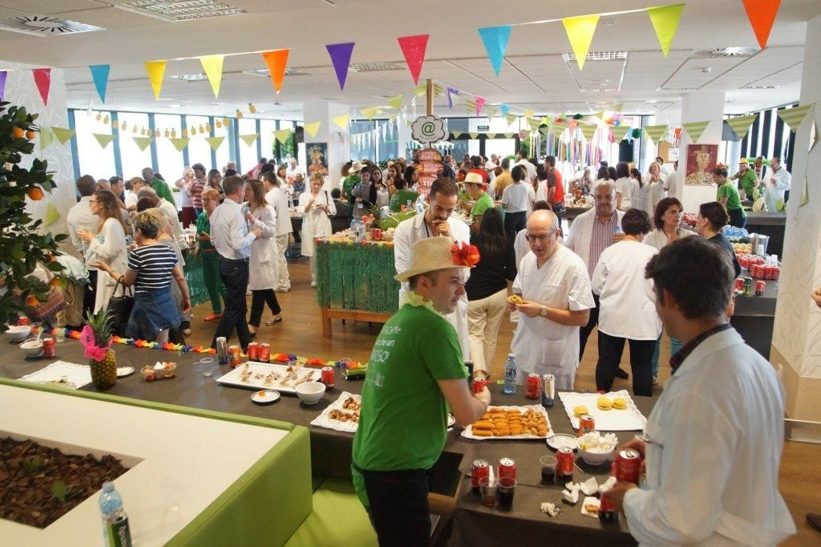 Fiesta hawaiana en el hospital Alvaro Cunqueiro Foto  Vicente Alonso 22
