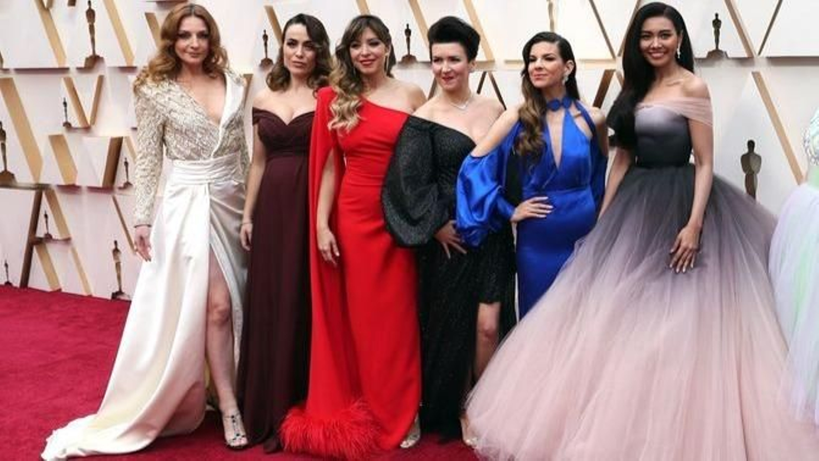 Gisela, de rojo, con otras intérpretes de la banda sonora de "Frozen II".