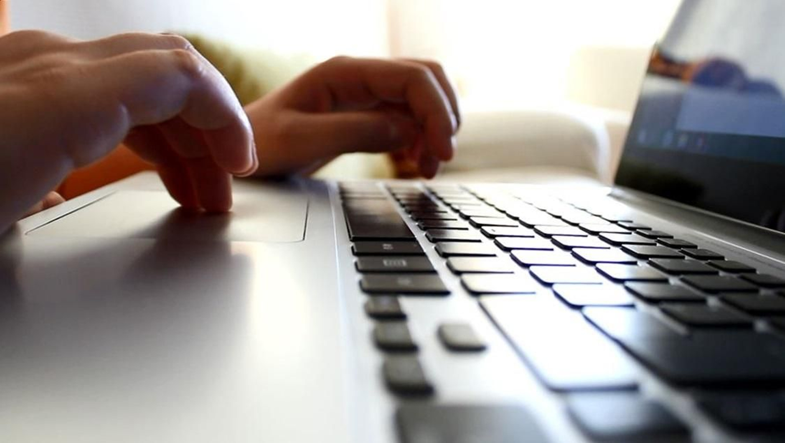 Una persona utilizando un ordenador.