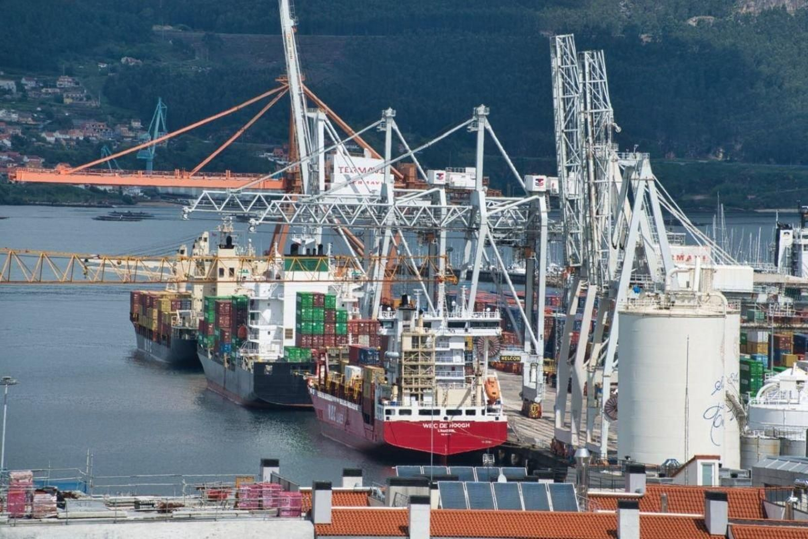 El muelle de Guixar, con actividad a pleno rendimiento y una gestión muy eficiente de los contenedores a cargo de la empresa Termavi.