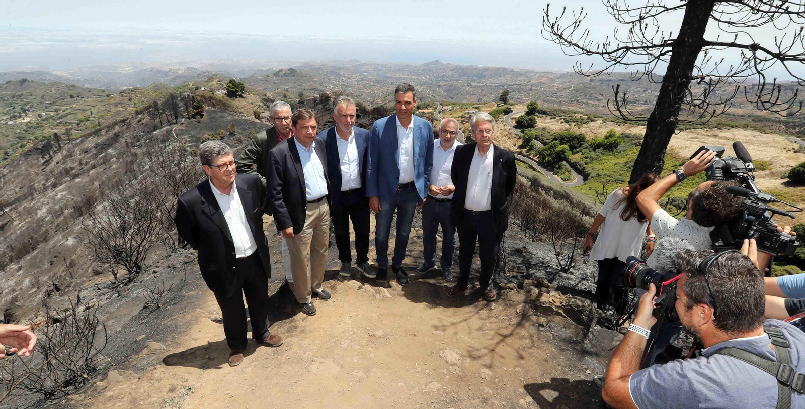 El presidente del Gobierno, Pedro Sánchez (3d), acompañado por el ministro de Agricultura, Luis Planas (2i), y los presidentes del Gobierno de Canarias, Angel Víctor Torres (4d), y del Cabildo de Gran Canaria, Antonio Morales (2d). EFE/Elvira Urquijo A.