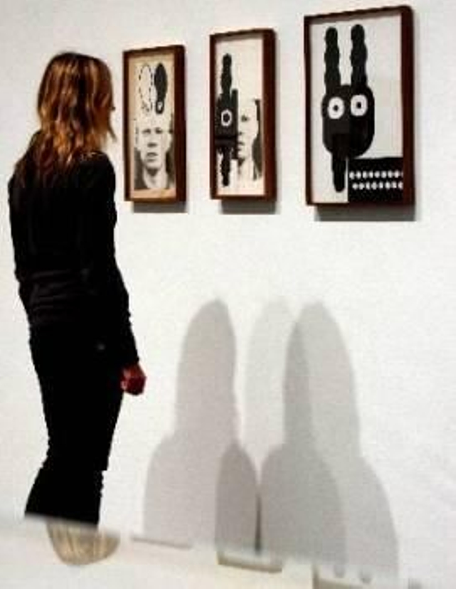 Una mujer contempla cuadros del artista Ray Johnson (Foto: Archivo EFE)