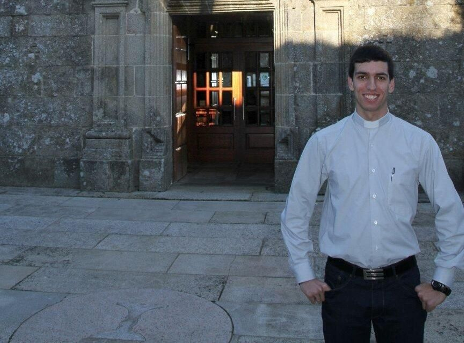 Alberto Santos se ordenó sacerdote hace un año y ahora lleva tres parroquias.