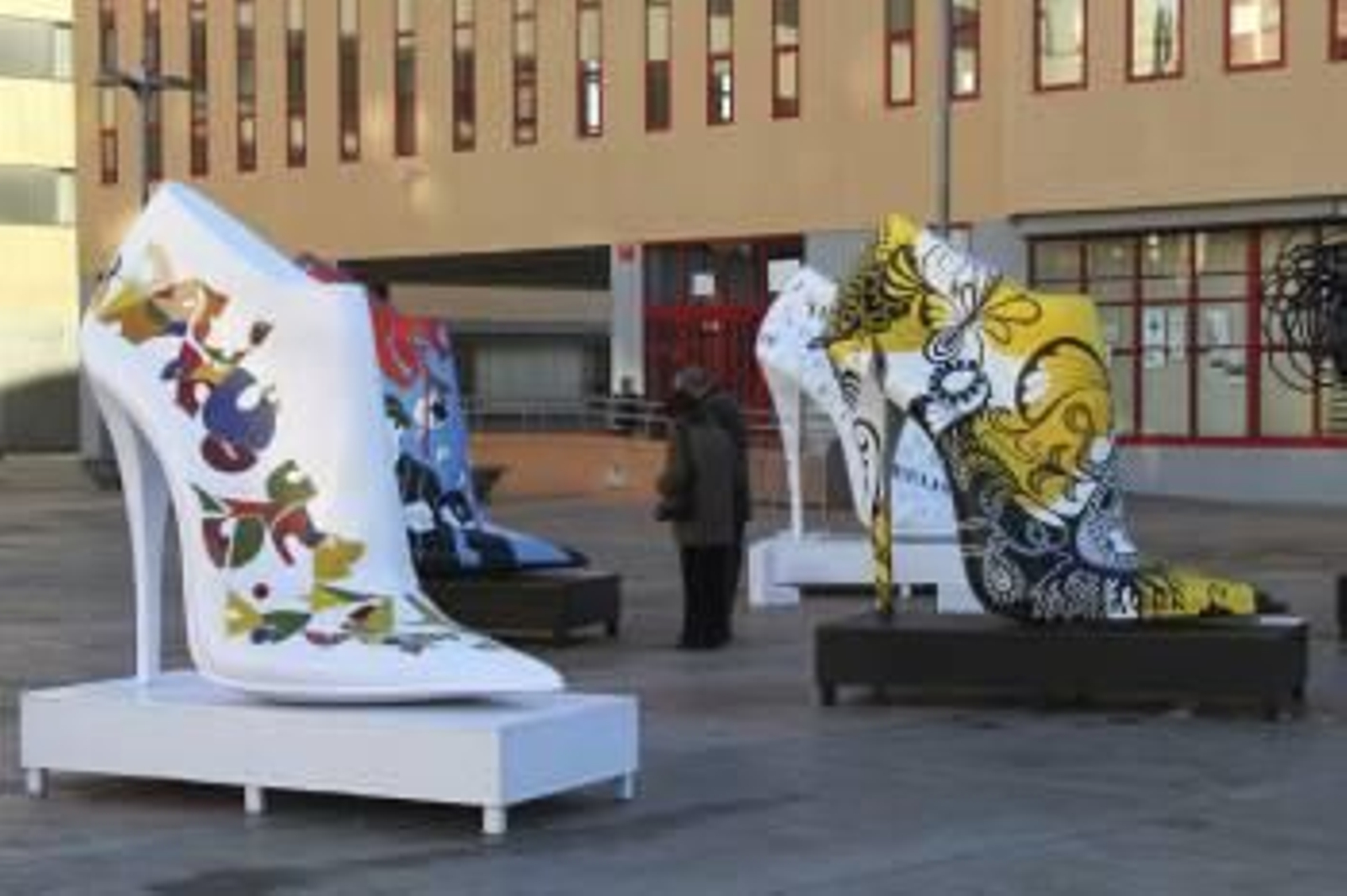 Un grupo de los zapatos gigantes que componen la exposición, en Elda, Alicante.  (Foto: ALMUDENA GARCÍA )