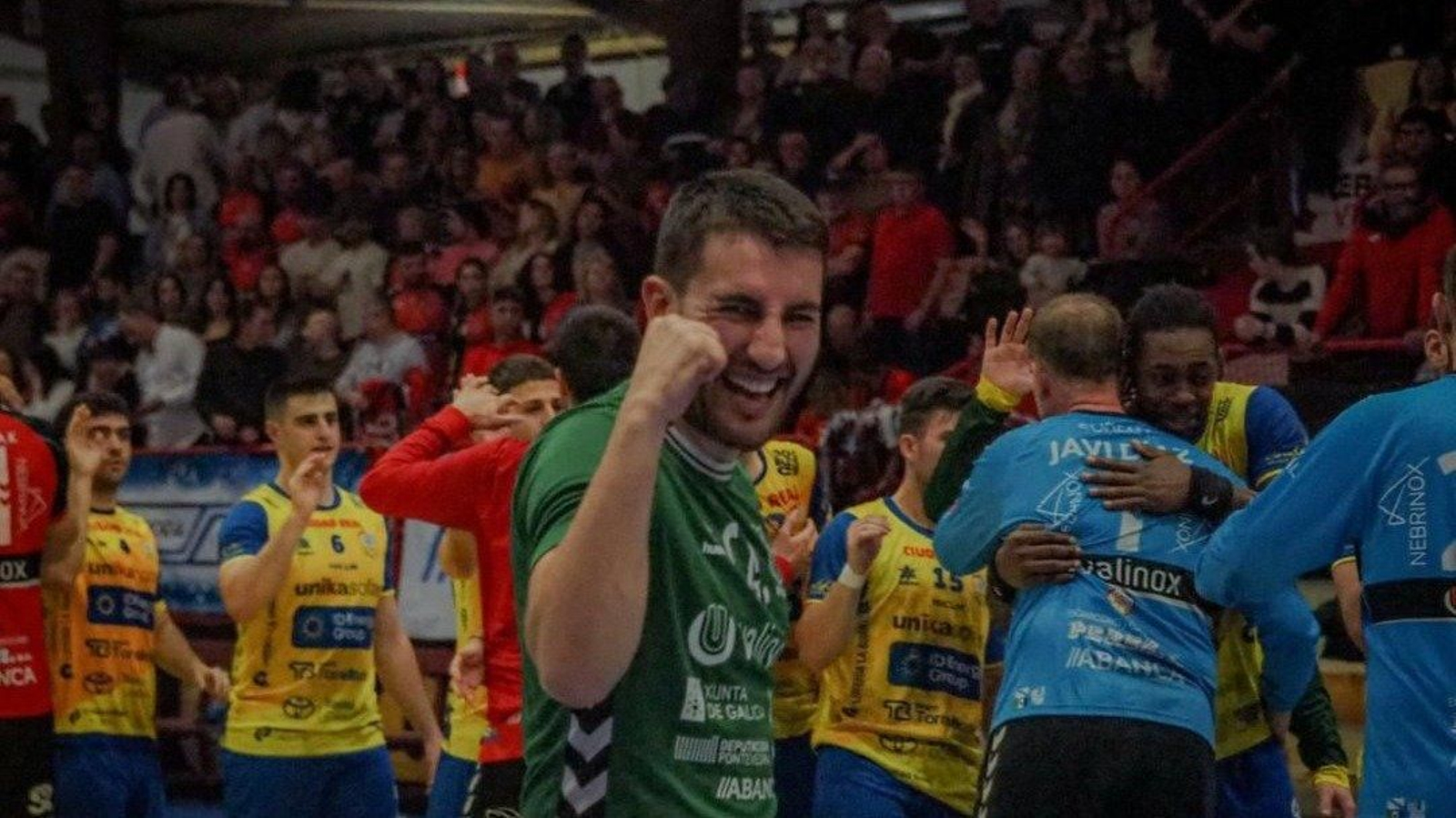 El técnico rosaleiro celebra una victoria en esta temporada.