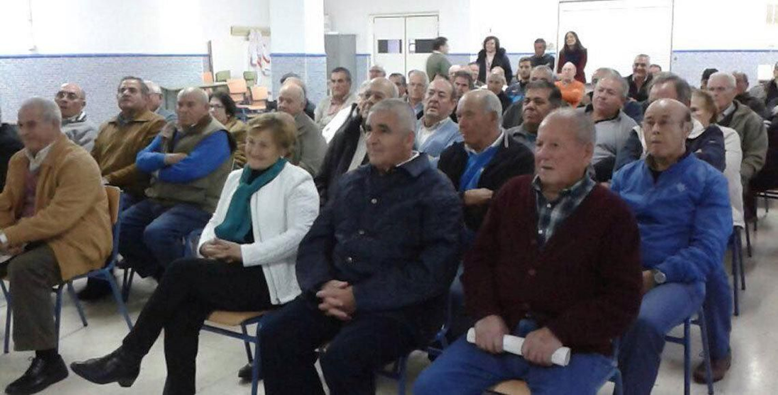 Emigrantes retornados asistentes a la charla organizada por AGADER en Arcos de la Frontera.