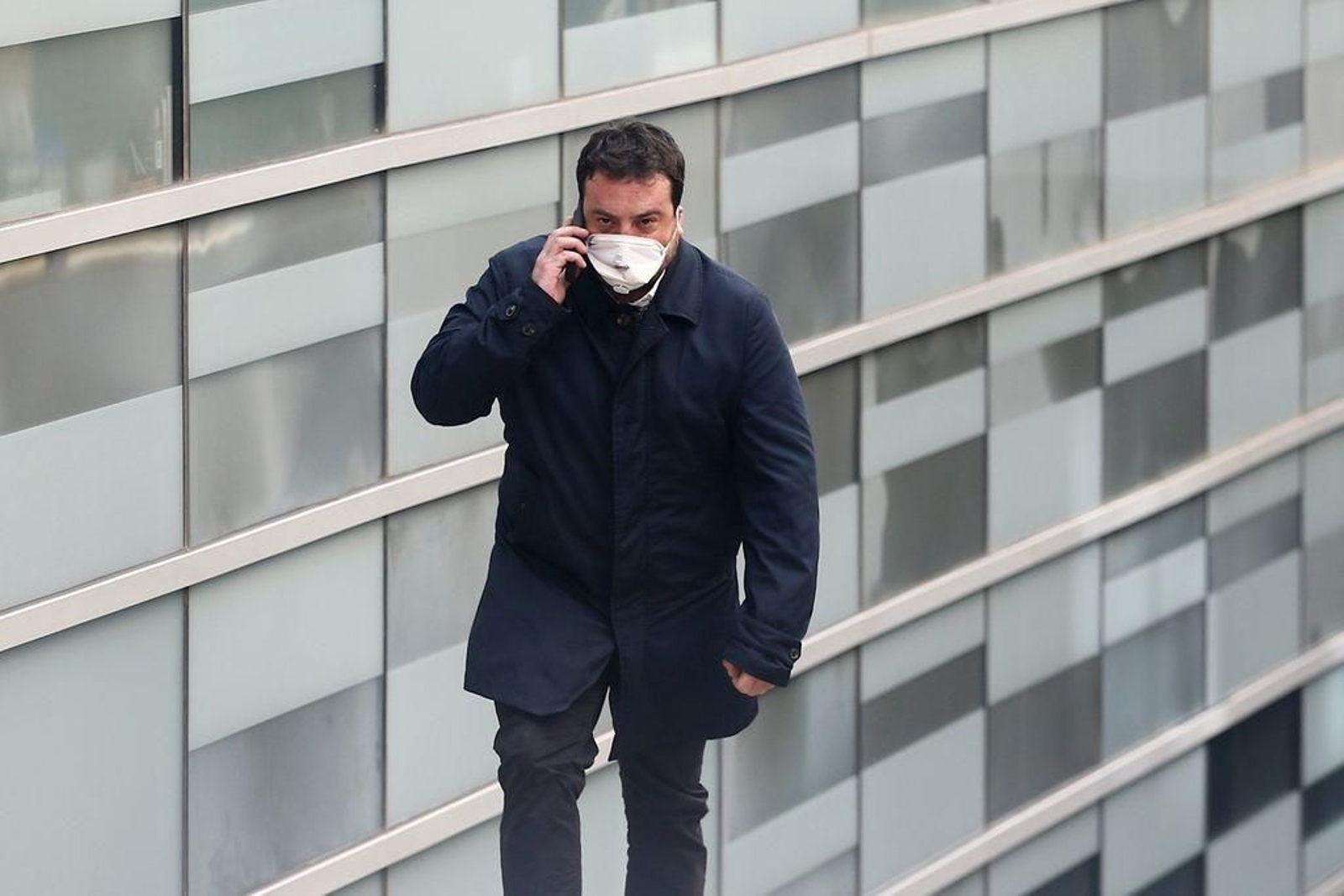 El ya exalcalde de Badalona (Barcelona), Álex Pastor, a la salida de la comisaría de los Mossos.