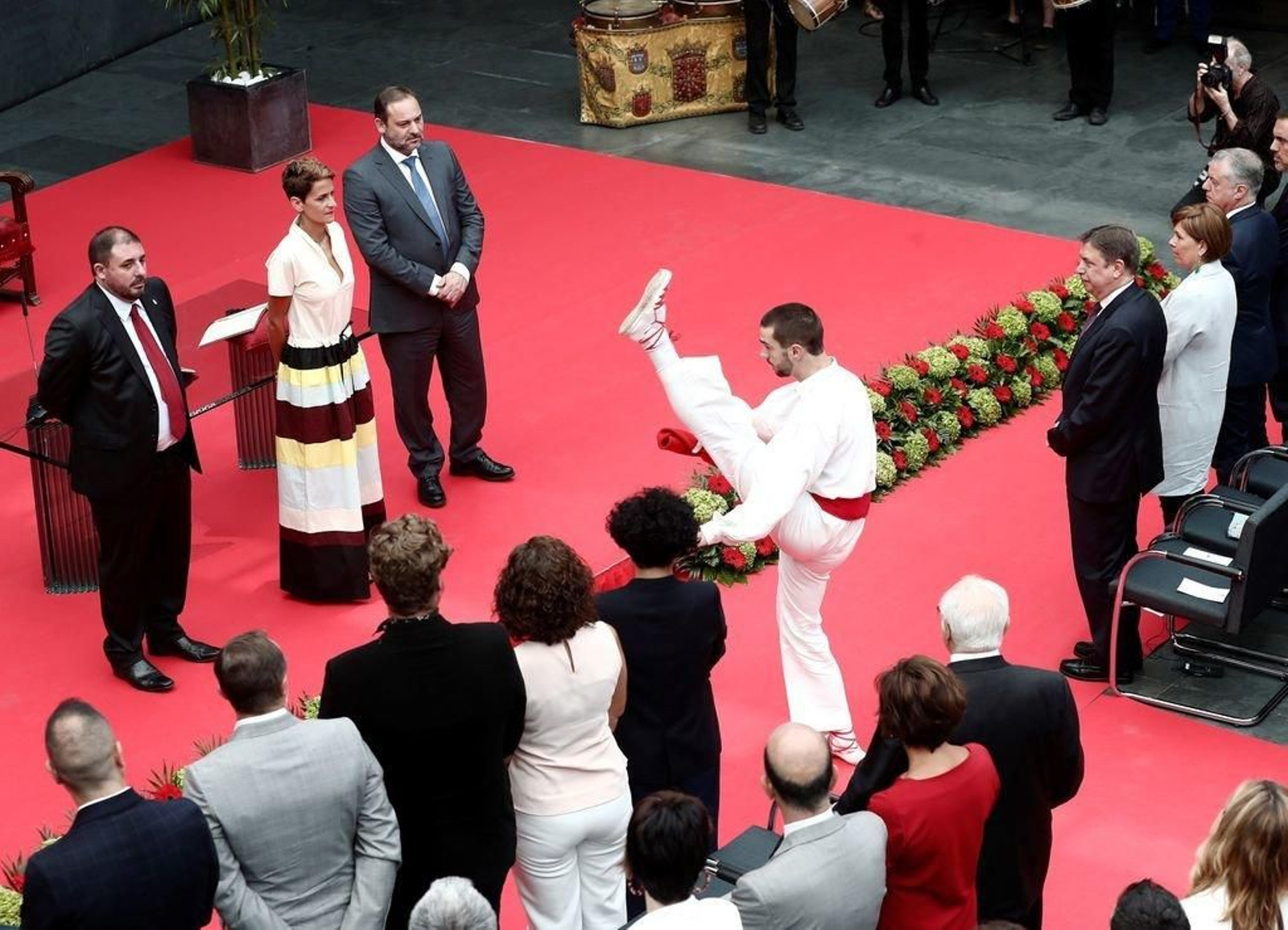 Un dantzari baila un Aurresku tras la toma de posesión de María Chivite como presidenta de Navarra.