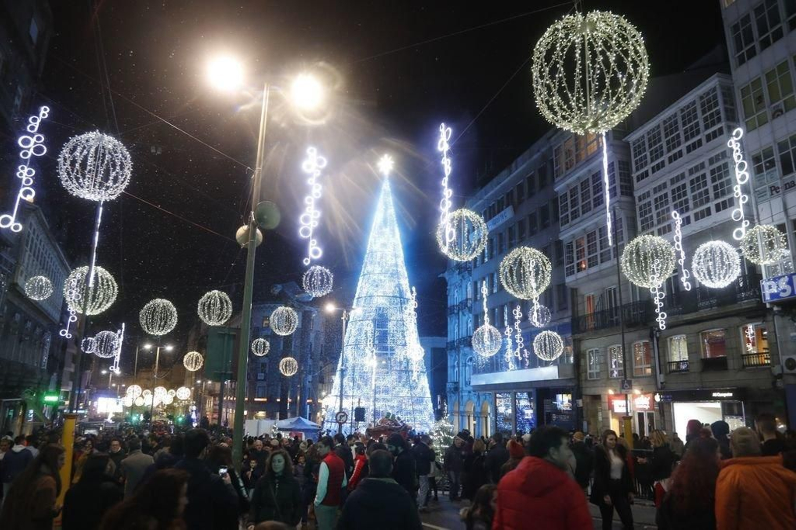 La inauguración del alumbrado reunió a 170.000 personas.