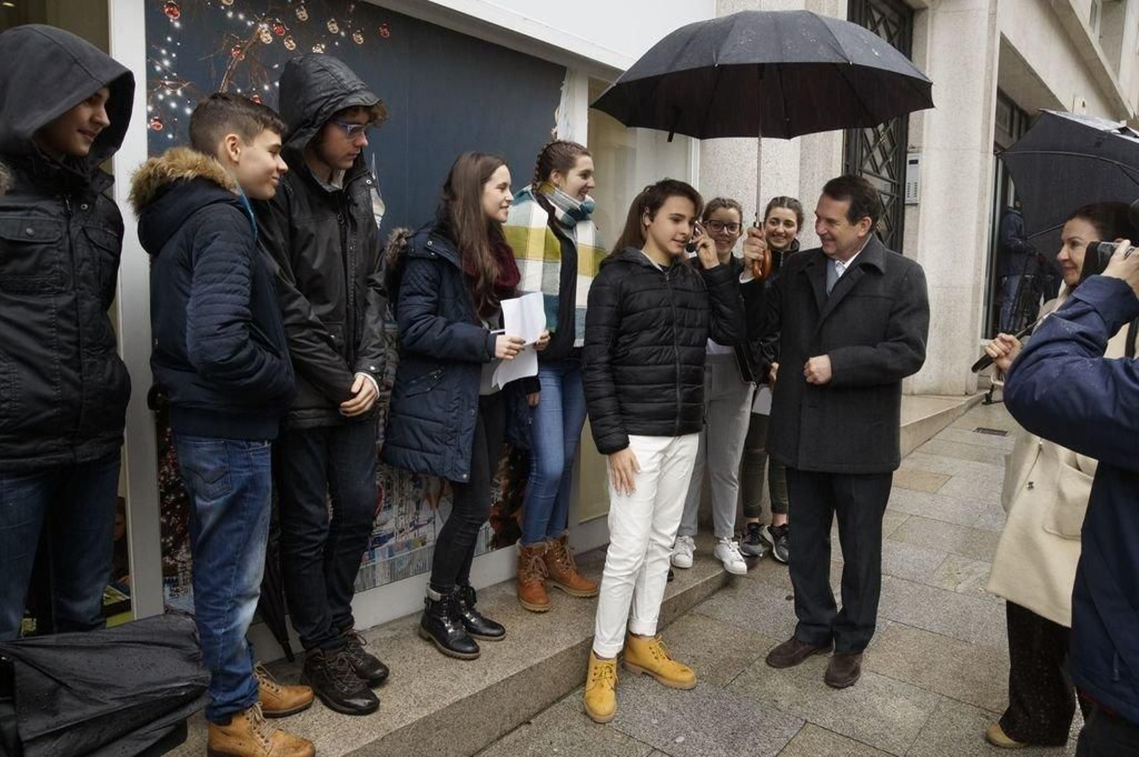 El alcalde con los alumnos del instituto Carlos Casares.