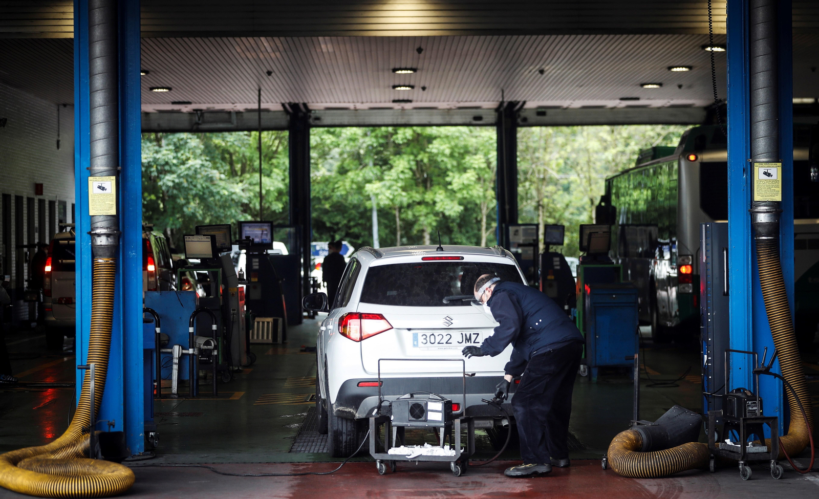 Un mecánico realiza la inspección técnica de un vehículo