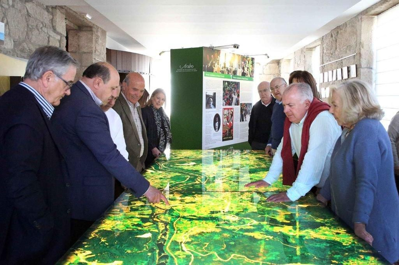 Los miembros de la Academia Gallega de Gastronomía visitando el Arabo de la mano del alcalde.