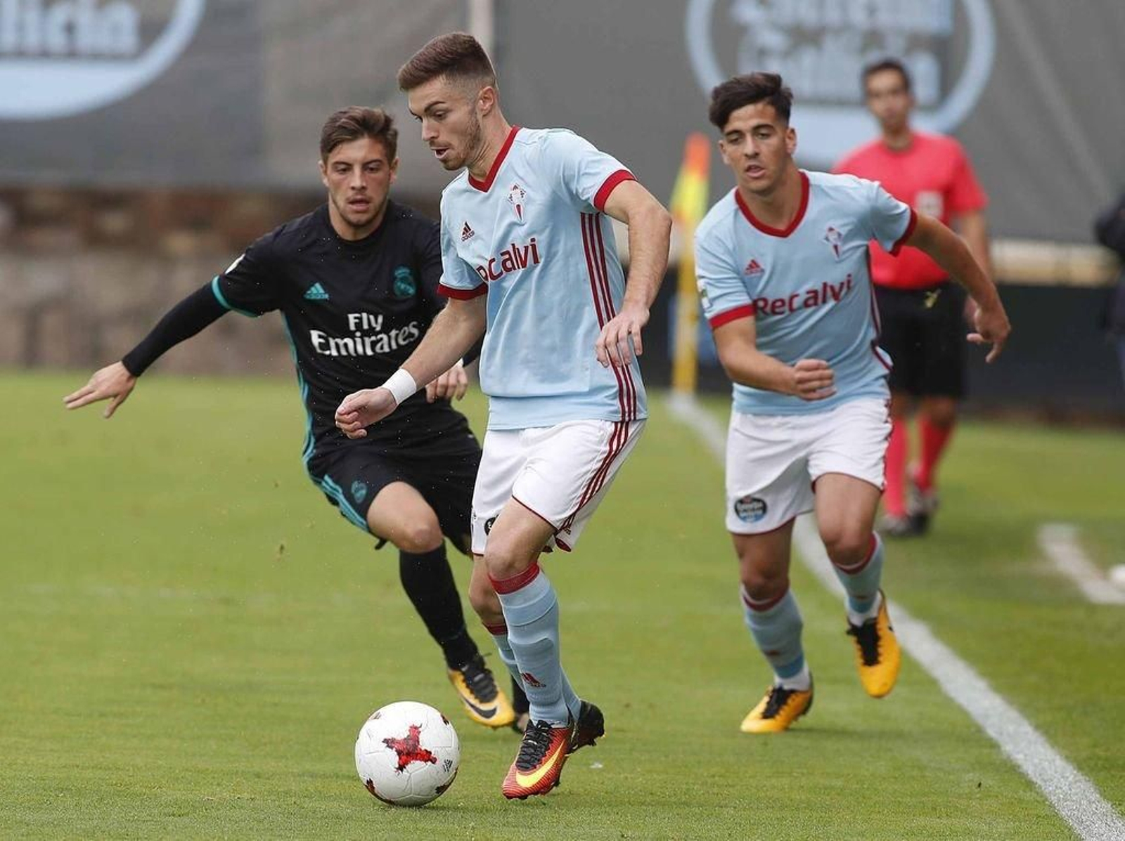 Juan Hernández, con el balón, en un partido anterior de esta temporada con el Celta B.