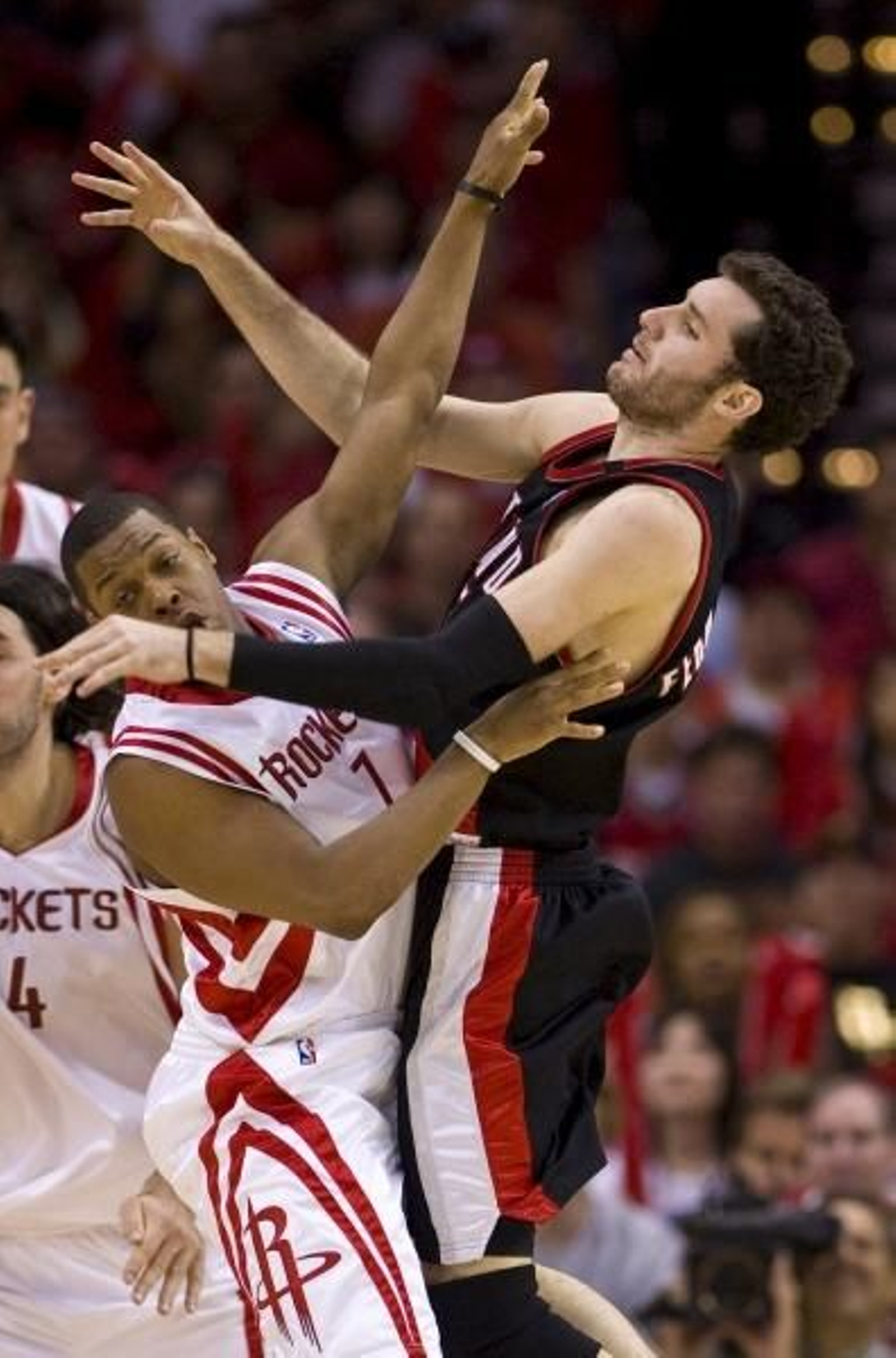 Rudy Fernández frena el avance de Kyle Lowry. (Foto: Davel Ginsel)