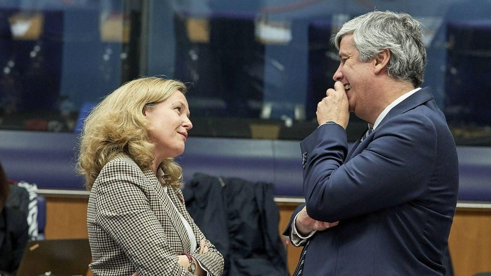 La ministra de Economía, Nadia Calviño, con el presidente del Eurogrupo Mario Centeno.