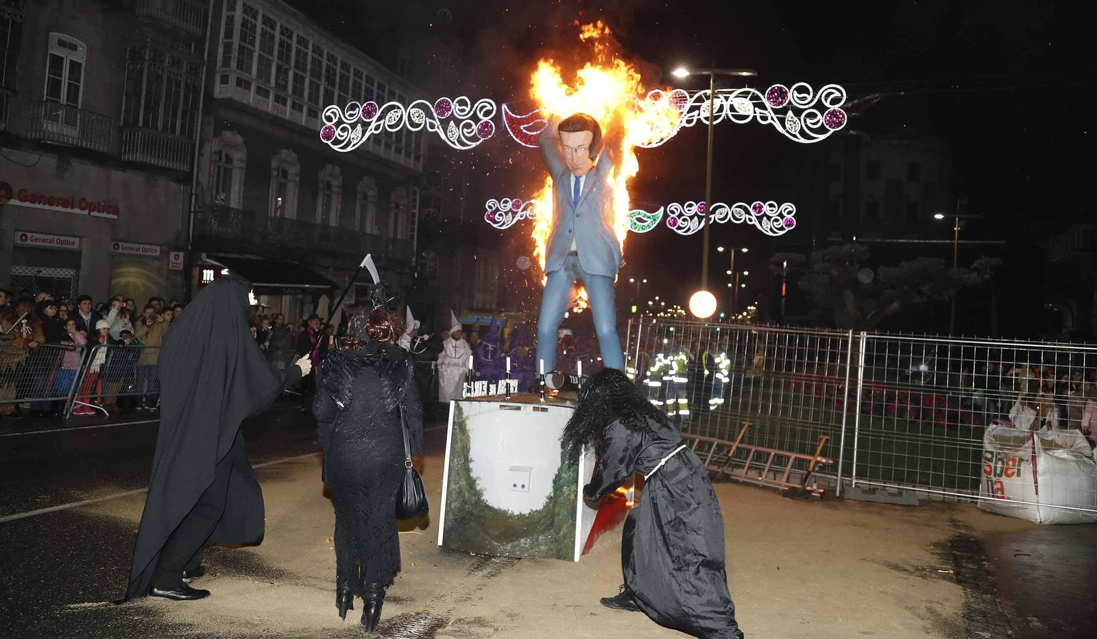 El Meco, con la figura de Feijóo dinamitando el trasvase al Eiras, ardió ayer en Porta do Sol.