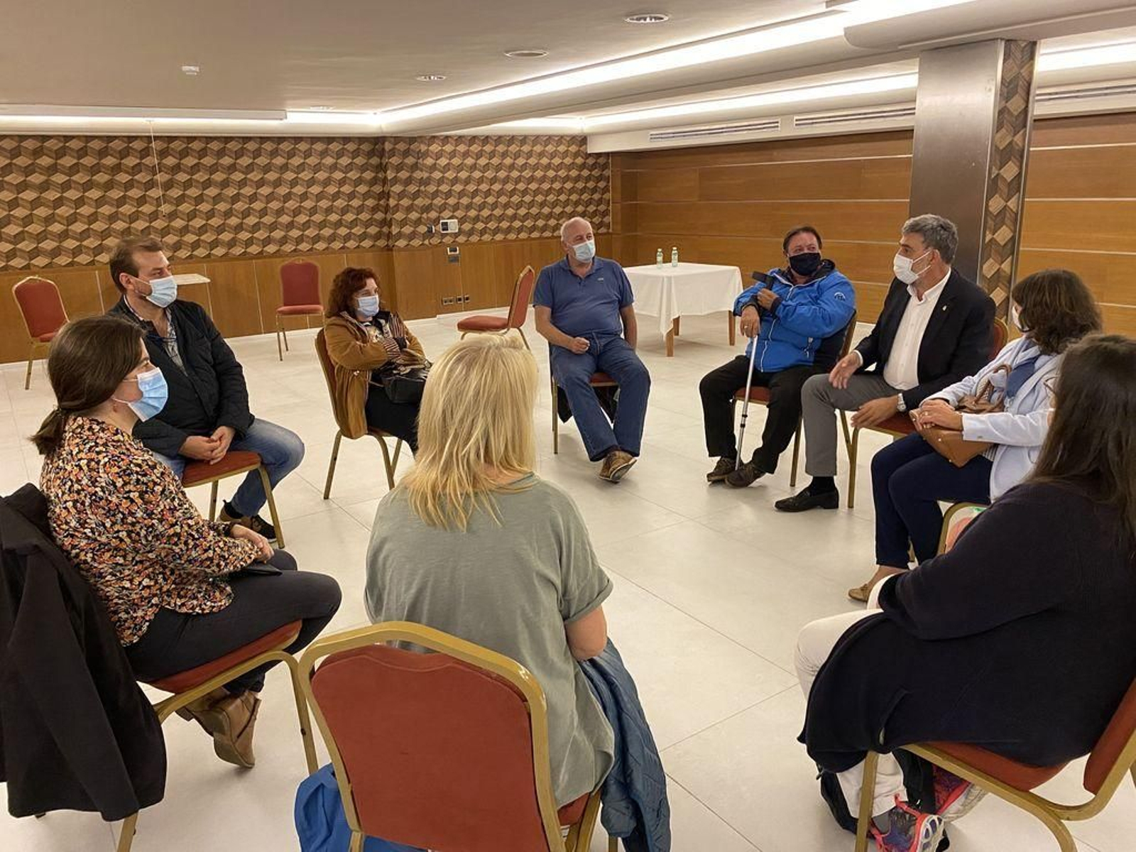 Alfonso Marnotes, portavoz municipal del PP, a la derecha, ayer en un acto del comercio.