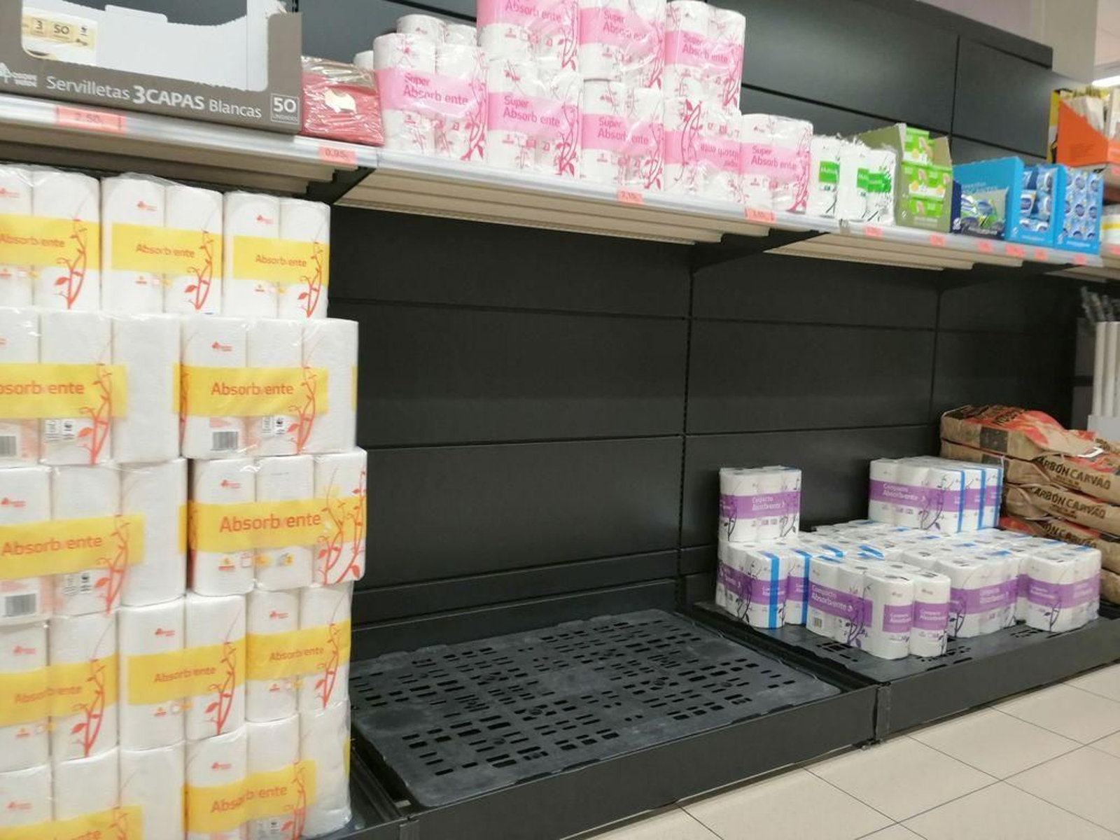 Estante semivacío en un supermercado del centro de Vigo ayer a primera hora de la mañana.