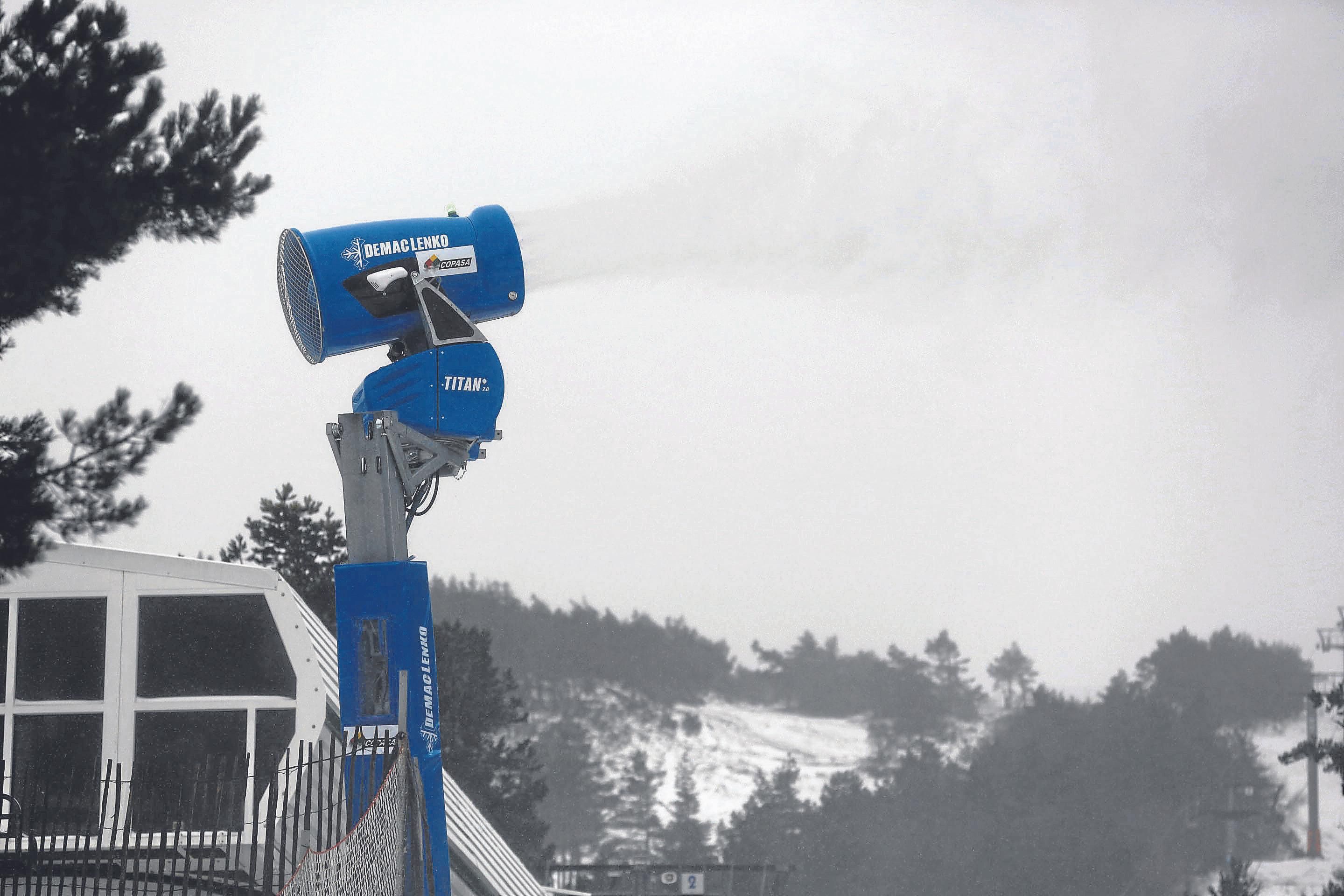 Cañón de innivación artificial, durante una de las pruebas desarrolladas en la estación de montaña de Manzaneda el pasado 18 de diciembre.