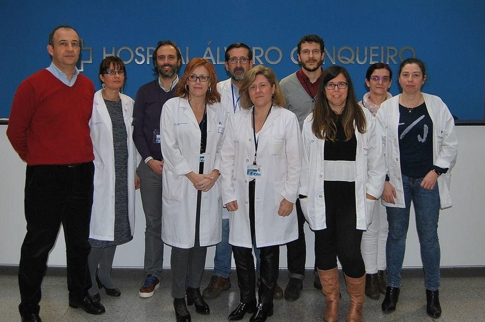 José María Pego,  primero por la izquierda, Elena Lorenzo en el centro y  el resto del equpo.