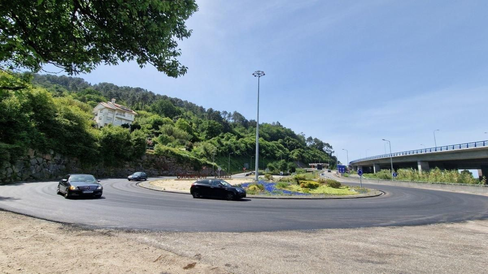 Imagen de la rotonda de Cabanas, punto de acceso a la AP-9, con el nuevo firme.