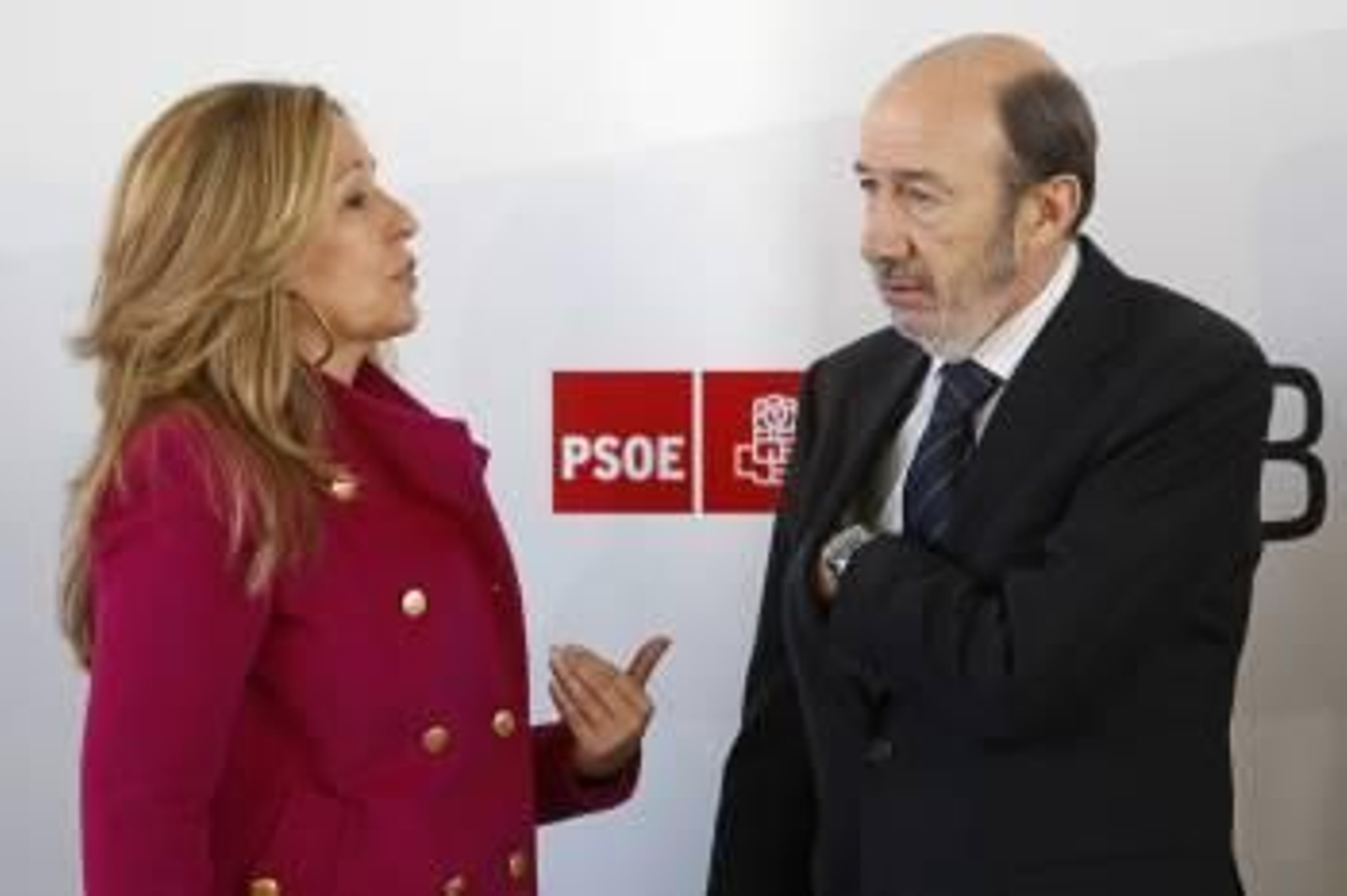 El candidato a liderar el PSOE, Alfredo Pérez Rubalcaba, charla con la exministra Trinidad Jiménez durante la reunión que ha mantenido hoy en Madrid con cerca de medio centenar de diputados, alcaldes, senadores, miembros de Juventudes Socialistas, eurodip