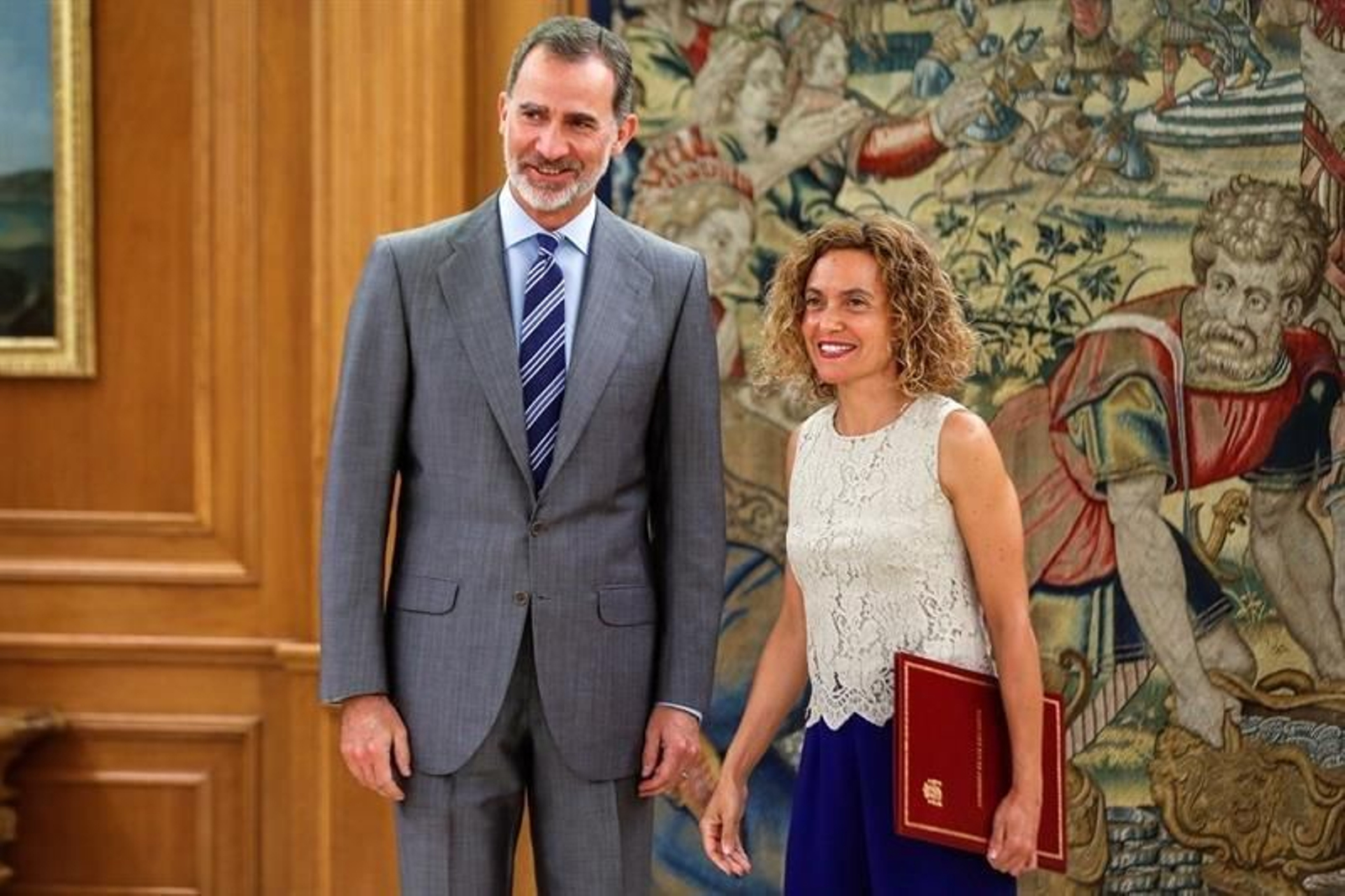 El rey Felipe VI durante la recepción a la presidenta del Congreso, Meritxell Batet, tras la investidura fallida de Pedro Sánchez como presidente del Gobierno,  en el Palacio de la Zarzuela